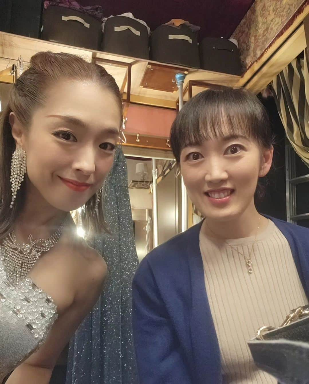 芽夢ちさとのインスタグラム：「昨日は、ライブ本番でした～😆💕✨🎤 久し振りのワンマンライブで、こんなにも心細いものなのだと😂😂😂 そして踊ってないのに全身バキバキです😂😂😂  最近の激務で自分の満足いくだけ練習出来ず反省ばかりですが、やはり本番をすると沢山の課題が見付かるので、自分自身の為にも、指導する上でもやって良かったと心から思いました❤️  観に来て下さった皆様💕配信観て下さった皆様💕応援して下さった皆様💕 本当にありがとうございました～😆💕✨  また精進して参ります✨ 努力と感謝を忘れず😊💕  そして！！！！！ チームウイングの皆様💕 初日おめでとうございました🎉✨😆✨🎊 沢山のお客様に観て頂けたようで本当に嬉しいです🎵😍🎵  私も早く観に行きたいなぁ～😆💕✨  観られた方❤️是非何でも感想下さい😉💕 ロングランになったようなので、タイミング合われる方は是非観て下さいね～😆💕✨  沢山のお花❤️プレゼント✨🎁✨も本当にありがとうございました～😆💕✨  #ワンマンライブ #幸せの時間 #反省の時間(笑) #ありがとうございました💕 #錦糸町 #シルクロードカフェ #ハウステンボス歌劇団 #チームウイング #初日 #おめでとうございます❤️ #太田プロダクション #奈良市観光大使 #芽夢ちさと」