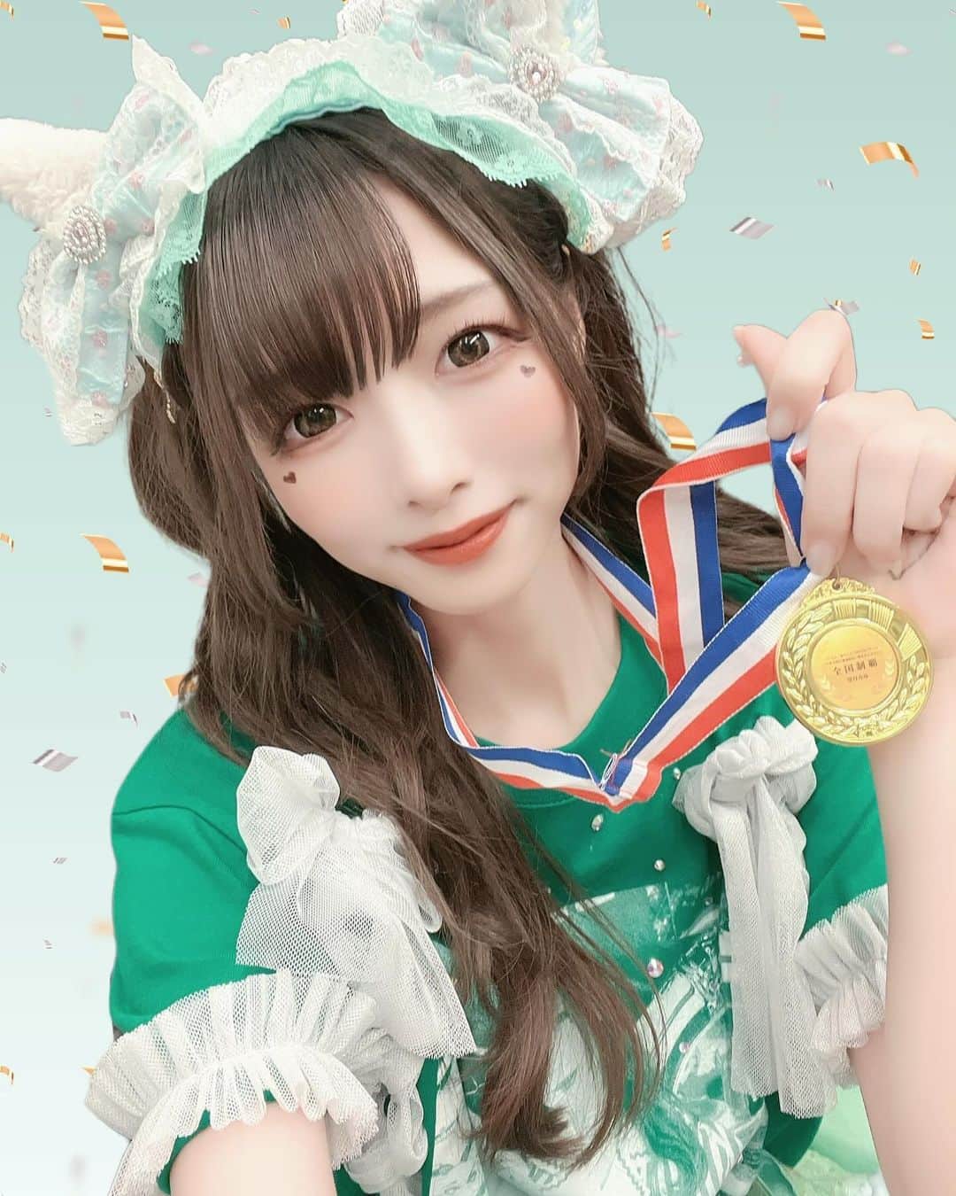 望月みゆさんのインスタグラム写真 - (望月みゆInstagram)「改めまして！2023.11.22 zepp SHINJUKU #バンもん47都道府県 ツアー #バンもんピザツアー東京  無事、全公演6人で 完走しましたーーー！！！  すごいことだよね？！  2月から始まって 本当に本当に色んなことがあったけど、 このツアーが私のこれからの人生を変えたと言っても過言ではないです( ˘ω˘ )  これからも一緒にいたいと思えるメンバー、スタッフさん、そしてなにより応援してくれるみんなと共に生きていける道を、望月みゆはこの先も選んでいきたいと思いました。  みんなの応援で！ 見せてくれる笑顔で！ 伝えてくれる言葉で！  推しの気持ちは変えられます  みさこにもずっと続ける宣言、 もらいましたので！！！ 証人はみんなです！！  バンもん！のこれからに関する発表を聞いて喜んでくれるみんながいるから、私たちは「やったるで！」となるわけです  バンドじゃないもん!MAXX NAKAYOSHI ‼️再々メジャー‼️いきます！🦏  詳細は後日なんだけど、あの場に来てくれたみんなに 真っ先に伝えたかったのー！ 今までの色んなことを学んで、とてもいい形で 先に進んでいけそうです💫みててね！  Q-MHzさんの作って下さった新曲「NINJA NAKAYOSHI」最高なので、またここからスタートをきるバンもん！に出戻り、忍者新規も大歓迎です🥷🫶笑  それから来年のバレンタイン当日 #サンリオピューロランド での ワンマンが決まりましたーー！！ 詳細は後日！予定だけ空けてて!  そして春にはこの6人になって 10周年を迎えます！ 【4/27品川ステラボール】 ワンマン決まりました！ メモリアルな1日にしたいし きっとこれからバンもん！の記念日は このタイミングになっていくと思うので 第一回！お祝いしに来てくださいっ！ こちらもとりあえず スケジュールだけ空けといて笑  そして ツアーが終わってバンもん！ロスになりそうな みんなと私たちへ()  12/22 アコースティックライブ🎤 12/25 クリスマスライブ🎄 12/31 忘年会  単独公演だとこの3つも発表しましたので まだまだ2023年一緒に思い出つくろうねっ！  ーーーーー p.s.みゆチィーズへ  望月みゆは！お前たちが！ とても大事で大切だーー！！ 自分のことも大事にしたい、けど どっちも出来るように頑張るから これからも緑のもの身につけて 仲間たちと楽しそうに笑っていてください  たくさん応援してくれて いつも本当にありがとう💚  新曲の望月パートの中に 「現場だ！いつも笑顔忍々🥷 忍者は未来守ってんだ」って歌詞があるの(実は)  みんなの笑顔を守りながら 幸せを願ってもらえるような 人間になります 望月なりにがんばるね！！！  また次の現場で会おうね！忍々っ！  #望月みゆ  #みゆちぃ　#miyuchy #バンもん　#banmon #japanesegirl  #japaneseidol」11月25日 14時19分 - myc416