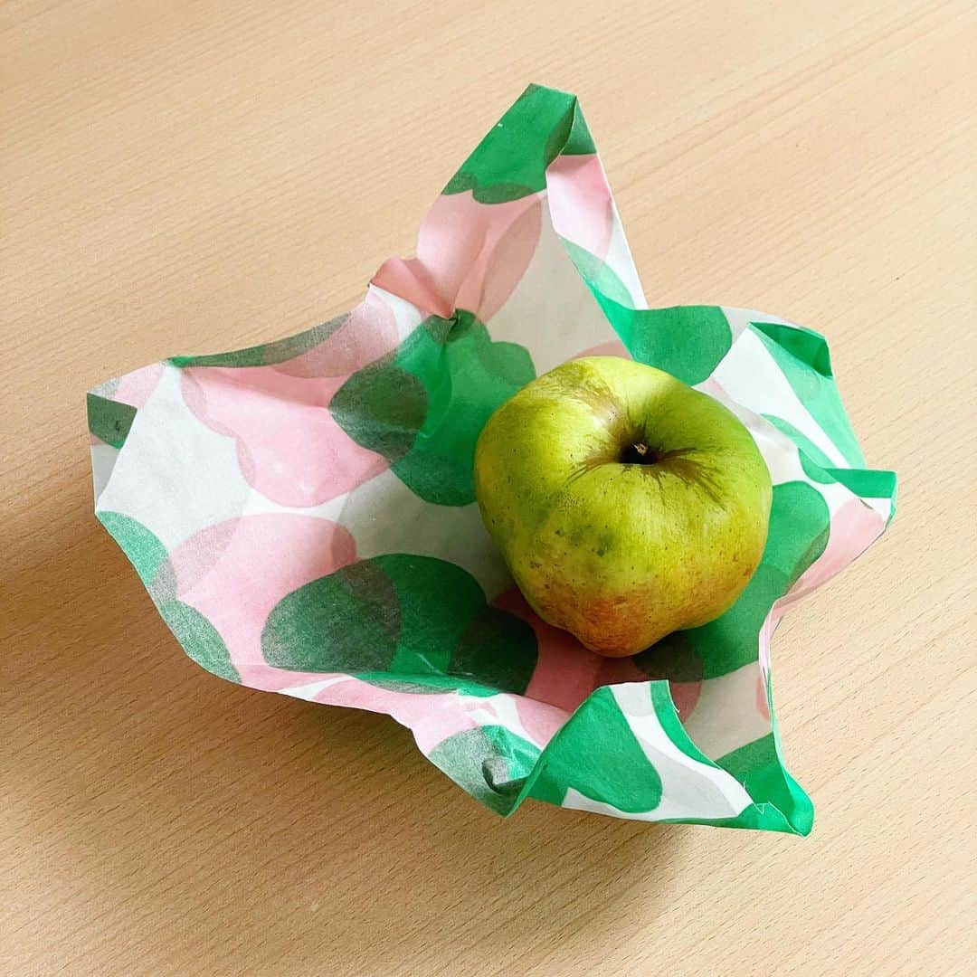 福田里香さんのインスタグラム写真 - (福田里香Instagram)「🍏🍎満員御礼🍎🍏 第７回maruniの「テマヒマルニ」 “衣食住”を味わうカッティングボードの ワークショップは完売となりました。 ご応募をありがとうございます。  🍏🍎 🍏🍎 🍏🍎 🍏🍎 🍏🍎 🍏🍎  テマヒマルニのワークショップ @maruni_tokyo @mina_perhonen.jp   あらかじめ荒く成型した材料を紙やすりで滑らかにし、全体にオイルを塗り、最後に革紐を通して仕上げます。  今回のカッティングボードは、minä perhonenの皆川 明 氏がデザインした特別仕様となります。  そして、“衣食住”の視点から手間ひまをかけて日々の暮らしを見つめて味わう、豊かな日常のあり方をテーマにする「テマヒマルニ」。  作ったカッティングボードには、minä perhonenのテキスタイル“pomme”（ポム：フランス語でリンゴの意）のミツロウラップと、菓子研究家・福田里香さんがつくるアップルゼリーがセットで付きます。  どれも普段は販売されていない、手間ひまをかけた品々です。  日々の暮らしが少しだけ豊かで味わい深くなる「テマヒマルニ」ならではのワークショップ。  #marunitokyo #マルニ木工 #馬喰横山#馬喰町#東日本橋 #naotofukasawa #深澤直人 #minäperhonen #皆川明 #akiraminagawa #福田里香 #rikafukuda #workshops #カッティングボード #蜜蝋ラップ #アップルゼリー #テマヒマルニ」11月25日 14時19分 - riccafukuda