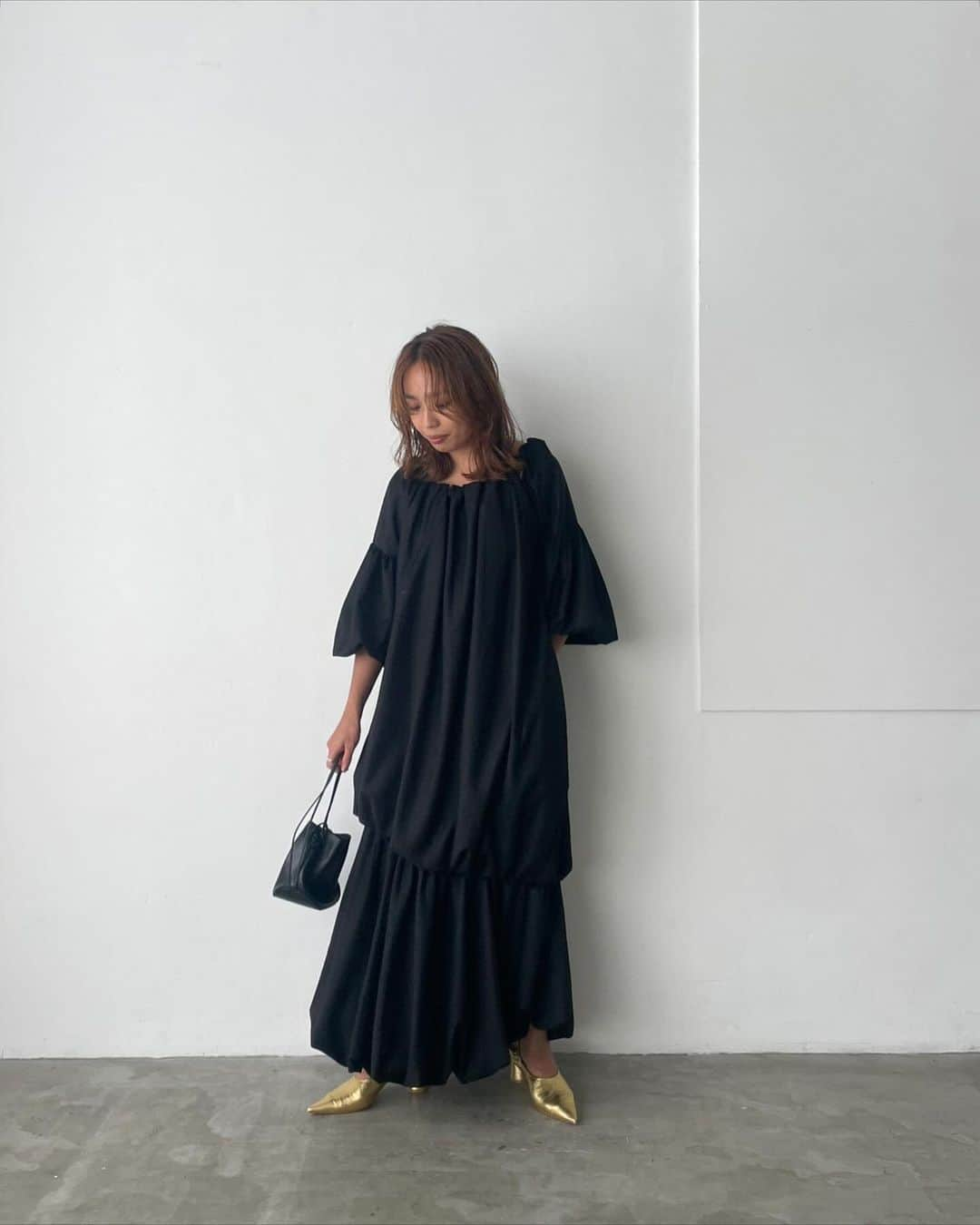 ETRÉ TOKYO ストアさんのインスタグラム写真 - (ETRÉ TOKYO ストアInstagram)「@etretokyo  【 Re Stock Items 】  ㅤㅤㅤ ㅤㅤㅤ #ETREオフショルダーバルーンワンピース NAVY / BLACK F size ¥33,000(tax in) ㅤㅤㅤ ㅤㅤ ㅤㅤㅤ新宿スタッフ @etretokyo_tobi 157cm BLACK 着用  @etretokyo_nami 167cm NAVY 着用  本社スタッフ @etretokyo_misaki 156cm NAVY 着用 ㅤㅤㅤ  ㅤㅤㅤ┈┈┈┈┈┈┈┈┈┈┈┈┈┈┈┈┈┈┈ ㅤㅤㅤ ㅤㅤ  【INFORMATION】 ⁡ㅤㅤㅤ ⁡ ※ ルミネカード会員様限定で店舗通販のご利用が可能です。  ⁡ ※お電話がつながりにくい可能性がございます。 ⁡ ※また混雑時には入場制限及び 試着点数の制限を設けさせて頂きます。 予めご了承ください。 ⁡ ⁡ ご理解、ご協力を賜りますよう 心よりお願い申し上げます。   ㅤㅤㅤ 【LUMINE SHINJUKU STORE】 ETRÉ TOKYO ルミネ新宿2店 TEL：03-5989-0979  ー営業時間ー (平日、土日祝)11:00-21:00 ⁡  #etretokyo#etre#fashion#etretokyoshinjuku #etre#2023etre#etretokyo_staff_ootd#2023aw #大人ファッションコーデ #シンプルスタイル  #オケージョンコーデ #オケージョンワンピース #オフショルダー #大人ワンピース #肩出し」11月25日 14時30分 - etretokyo_store