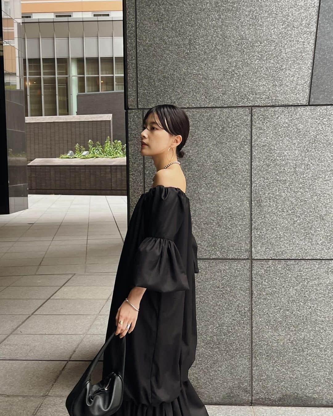 ETRÉ TOKYO ストアさんのインスタグラム写真 - (ETRÉ TOKYO ストアInstagram)「@etretokyo  【 Re Stock Items 】  ㅤㅤㅤ ㅤㅤㅤ #ETREオフショルダーバルーンワンピース NAVY / BLACK F size ¥33,000(tax in) ㅤㅤㅤ ㅤㅤ ㅤㅤㅤ新宿スタッフ @etretokyo_tobi 157cm BLACK 着用  @etretokyo_nami 167cm NAVY 着用  本社スタッフ @etretokyo_misaki 156cm NAVY 着用 ㅤㅤㅤ  ㅤㅤㅤ┈┈┈┈┈┈┈┈┈┈┈┈┈┈┈┈┈┈┈ ㅤㅤㅤ ㅤㅤ  【INFORMATION】 ⁡ㅤㅤㅤ ⁡ ※ ルミネカード会員様限定で店舗通販のご利用が可能です。  ⁡ ※お電話がつながりにくい可能性がございます。 ⁡ ※また混雑時には入場制限及び 試着点数の制限を設けさせて頂きます。 予めご了承ください。 ⁡ ⁡ ご理解、ご協力を賜りますよう 心よりお願い申し上げます。   ㅤㅤㅤ 【LUMINE SHINJUKU STORE】 ETRÉ TOKYO ルミネ新宿2店 TEL：03-5989-0979  ー営業時間ー (平日、土日祝)11:00-21:00 ⁡  #etretokyo#etre#fashion#etretokyoshinjuku #etre#2023etre#etretokyo_staff_ootd#2023aw #大人ファッションコーデ #シンプルスタイル  #オケージョンコーデ #オケージョンワンピース #オフショルダー #大人ワンピース #肩出し」11月25日 14時30分 - etretokyo_store