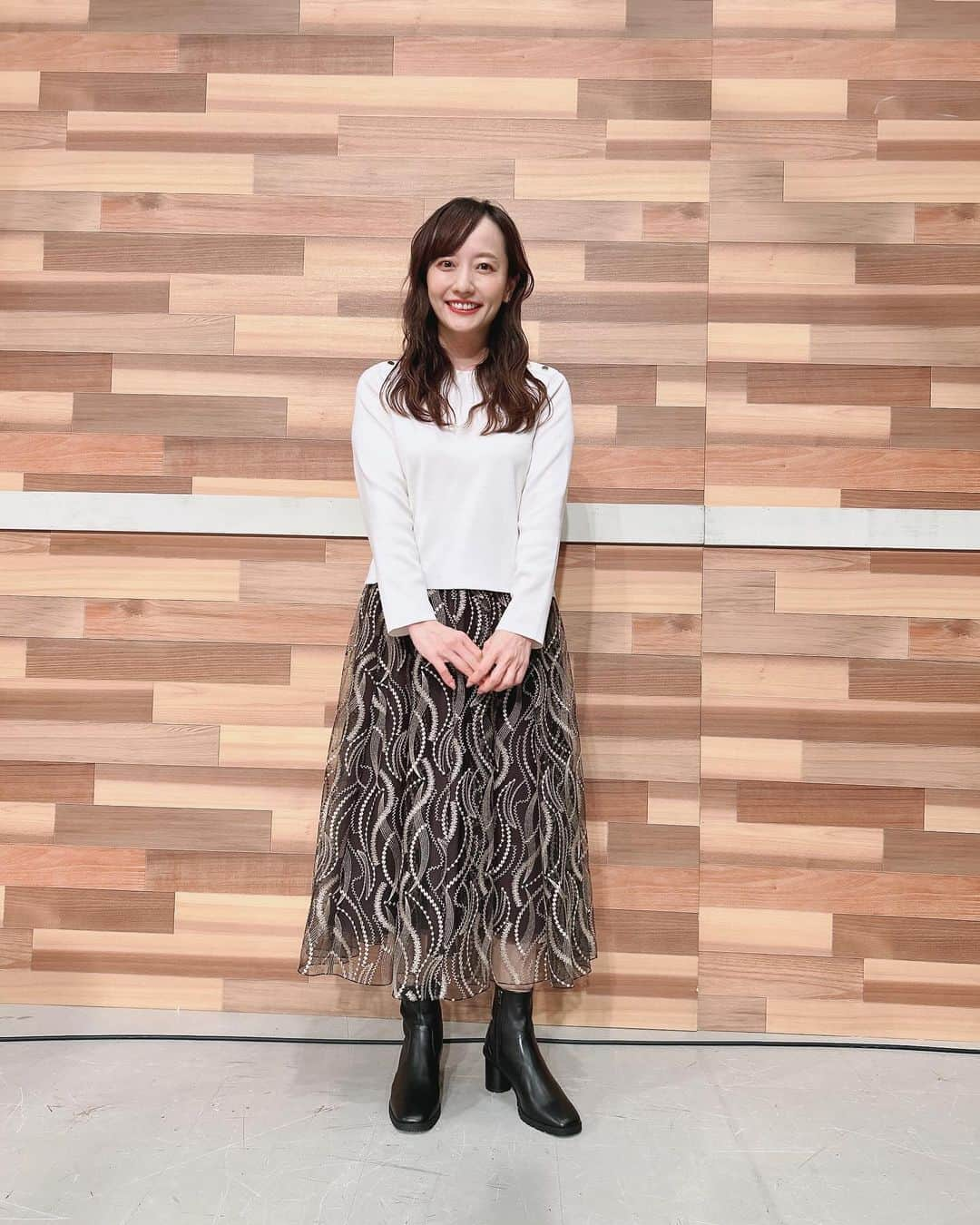 島本真衣のインスタグラム：「今日の『中居正広のキャスターな会』見てくださった皆さん、ありがとうございました♡  #中居正広のキャスターな会 #衣装 #ニット #スカート @anayi_official   #ピアス @gomajima_jewelry   #ショートブーツ @kanematsu_official」