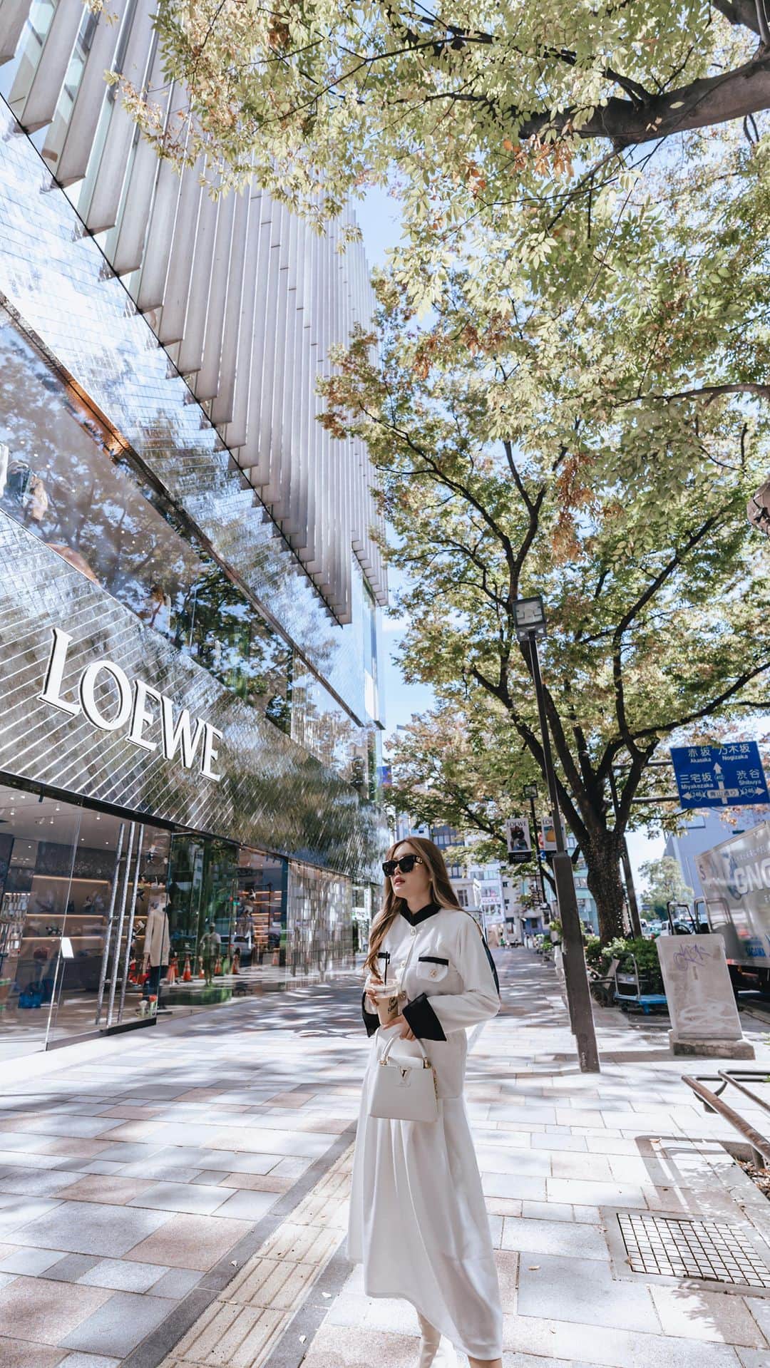 Stella Leeのインスタグラム：「Omotesando and Harajuku are some of my favorite spots in Tokyo to take pictures because there are so many cute spots. The serene Meiji Shrine, the colorful Takeshita street, the luxurious shopping street of Omotesando. All are within walking distance 🫶🏻  What’s your favorite area in Tokyo?   I share about my TOKYO PHOTO MAPS on www.stellartravelguide.com, feel free to check it out 🇯🇵」