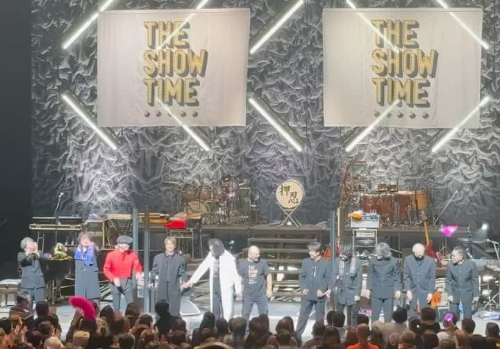 葉加瀬太郎のインスタグラム：「葉加瀬太郎コンサートツアー2023 THE SHOW TIME 猛吹雪の中、札幌公演にいらして下さった皆さま、満員御礼㊗️ありがとうございました。 寒気を吹き飛ばすほどの盛り上がりで、スーパーバンドの演奏も絶好調でした！ 僕は彩未のラーメン🍜でパワー全開。 沢山の声援と拍手をありがとう。  半身揚げと、セイコーマートのカツ丼、綾鷹とセットで差し入れ頂きました〜 雪景色の札幌、美しい。  明日は千葉・松戸でお待ちしていま〜す👋  #葉加瀬太郎 #葉加瀬太郎コンサートツアー2023 #THESHOWTIME  #札幌」