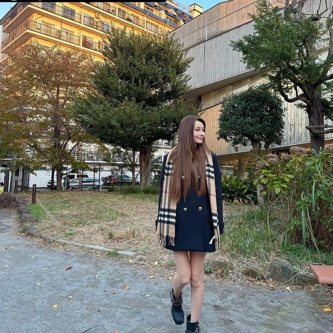 ROIさんのインスタグラム写真 - (ROIInstagram)「ダレノガレ明美さん🩷 いつも有難うございます🙇‍♀️. カラー・ピコトリートメント・エクステをしていただきました🥰. いつも有難うございます！！ リポストさせていただきました. . . #ダレノガレ明美 さん🩷. #ROI #hair #hairsalon #haircut #haircare #haircolor #青山ヘアサロン #表参道ヘアサロン #青山美容室 #表参道美容院 #エクステ #ピコトリートメント #トリートメントでサラサラ #トリートメントでツヤツヤ #髪質改善美容室 #髪質改善サロン #髪質改善 #ヘアケア方法 #ヘアケア #ヘアケアマイスター #美髪矯正 #美髪ストレート #美髪チャージ #美髪ケア #美髪トリートメント #美髪計画 #髪の悩み #髪の悩み解消  . . . . #リポスト - @darenogare.akemi by @get_regrammer 私服です🌼 髪の毛も少し明るくして エクステも少し長めです☺️ ちょっと長すぎたので少し切ります✌️ 髪の毛の色お気に入りすぎます☺️ 野口さんいつもありがとうございます！！」11月25日 14時32分 - roi_salon