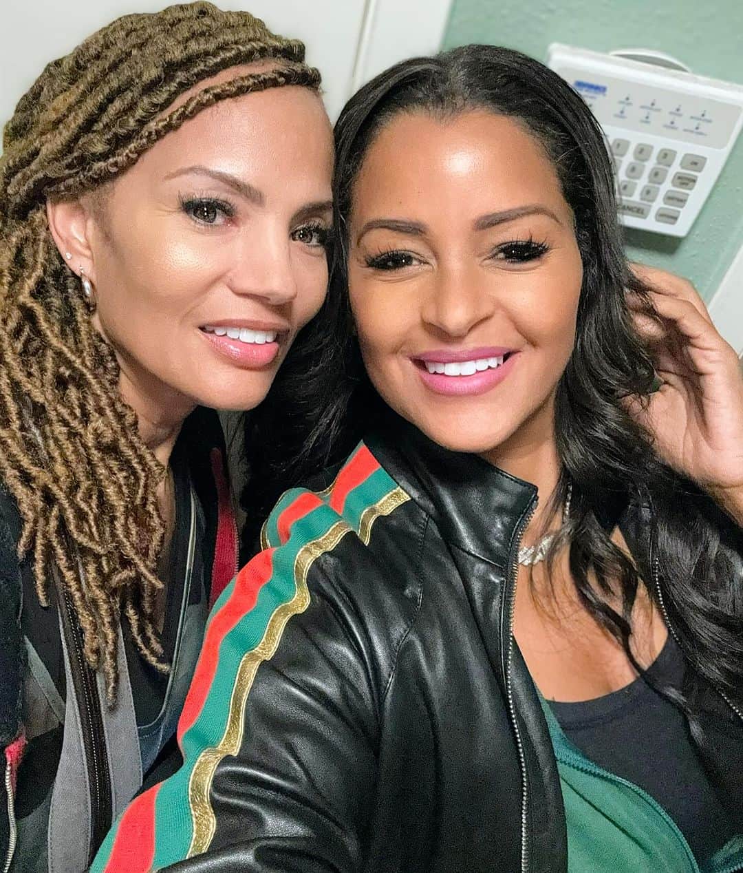 クラウディア・ジョーダンのインスタグラム：「When your Aunt looks like she could be your younger sister! #FamilyTime Love ya @connierachal !! 💜💜 #Texas」