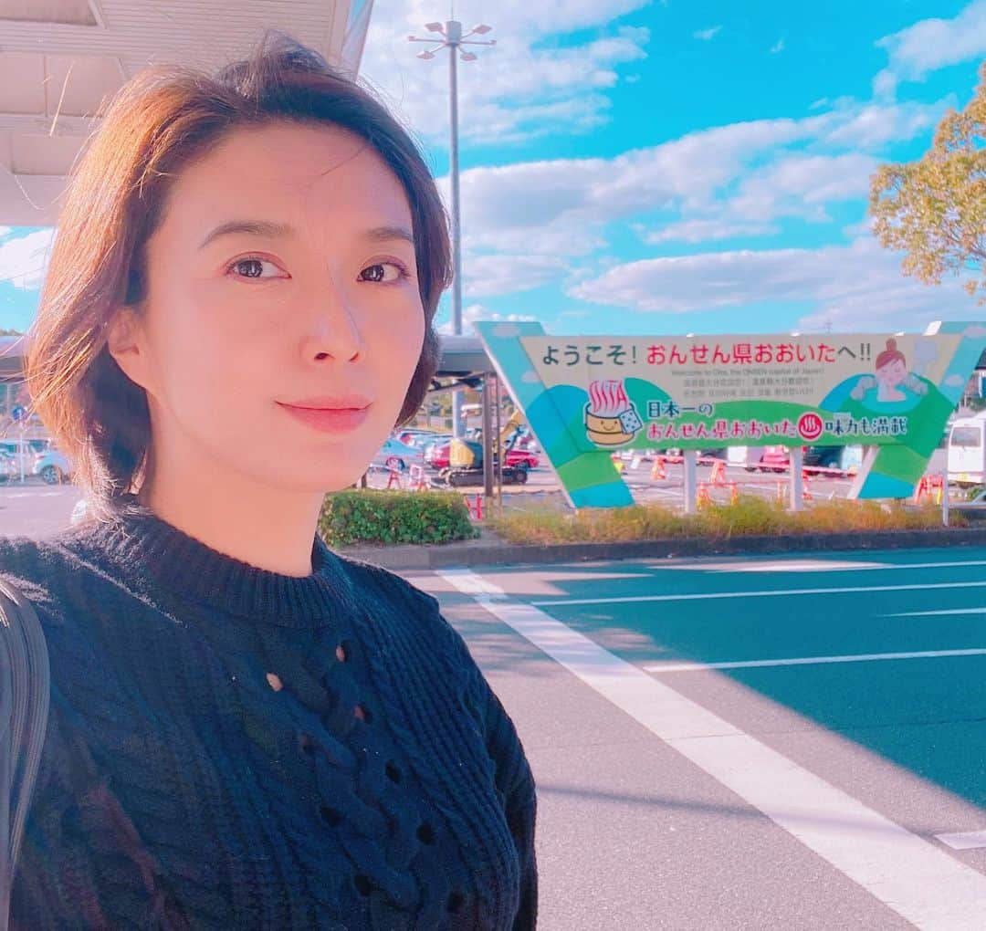 蓮城まことさんのインスタグラム写真 - (蓮城まことInstagram)「♨️ 今日、11/25、一つ歳を重ねました。 今年の誕生日は実家大分でLEGOのクリスマスツリーを作りながら迎えました🎄 この1年は、LEGOを夢中で作っちゃう、みたいに、 自分の心の声を聞いて色々な面の 『やりたい事』『楽しめる事』を見つけて挑戦する、 そんな1年にしたいと思います☺️ 一度の人生、まだまだこれから楽しめる事ばかり！ Age is just a number!! 年齢関係なく、色んな事に挑戦していこうと思います🕺 最後に、お父さん、お母さん、ありがとう🥹 気持ちいい大分の快晴の中、 清々しい気持ちで誕生日を過ごします🍀 #誕生日 #11月25日 #LEGO #クリスマスツリー #AgeIsJustaNumber #大分」11月25日 14時36分 - makotorenjo_king_official