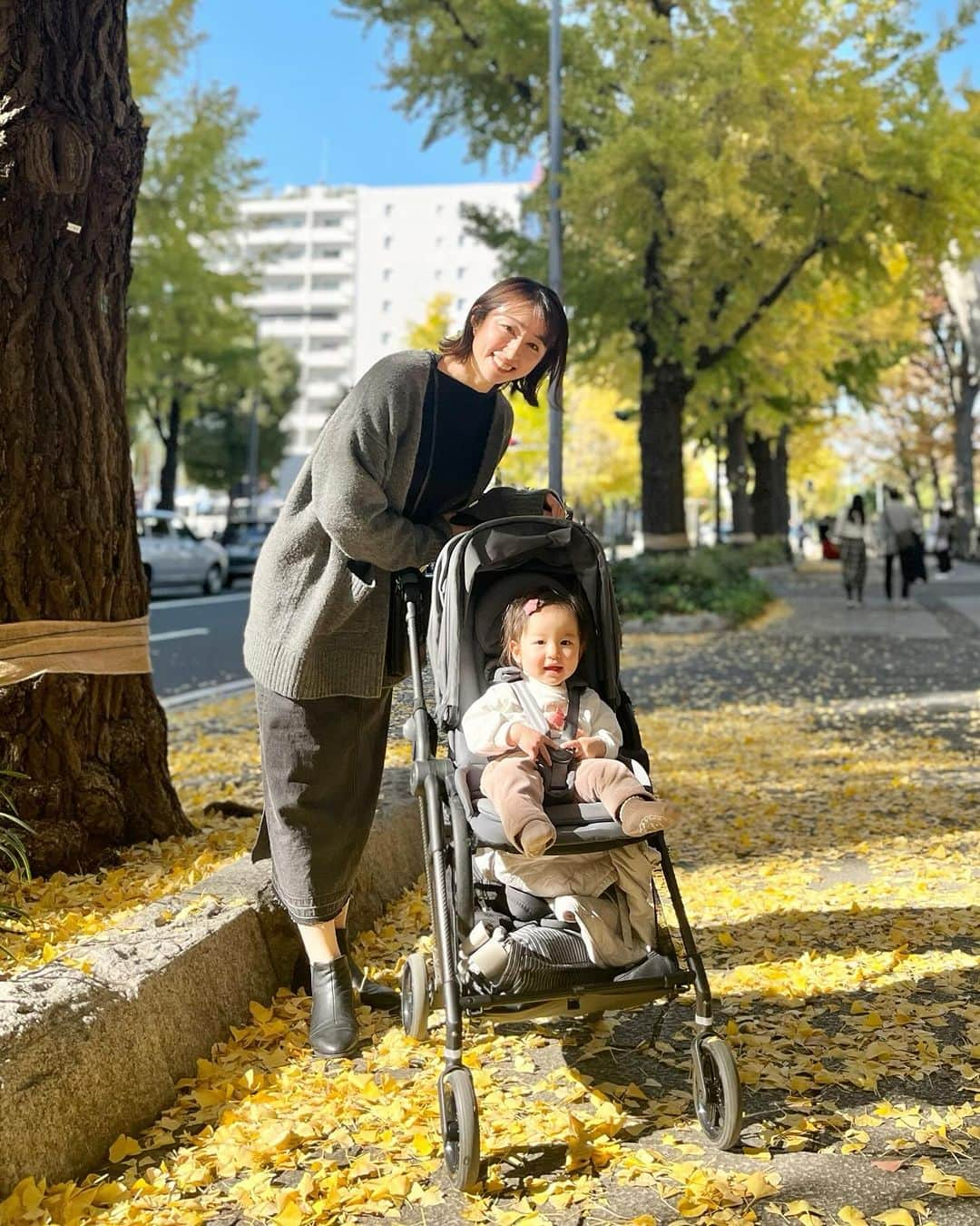 森木美和のインスタグラム：「銀杏並木をお散歩☺️ もうすぐ12月だというのに暖かかったー💓 ここ最近、アルバムの中は娘の写真ばかりで、数枚だけあった自分の写真載せておきます😂  最近の娘はこちらが言ってる事が色々分かる様で、身振り手振り返したり、単語でお返事も少しできる様に💓  マネっこも得意なので、もう下手な事言えないし出来ません😅  #一歳児#一歳児ママ#女の子ベビー#女の子ママ #赤ちゃんとお出かけ#銀杏並木 #ベビーカーの下残念な件」