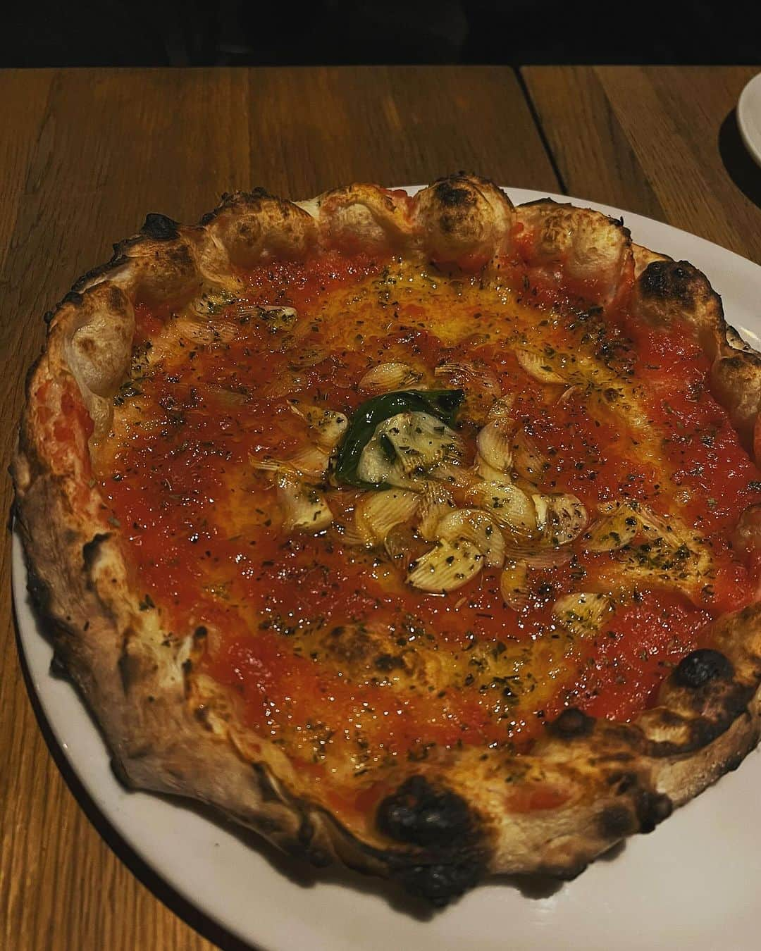 須田朱音のインスタグラム：「𝑉𝑂𝐺𝐴  岡山に行った際は必ず行ってほしいお店 📍 @voga_pizza ※予約必須  どーしても行きたくて、お宿のディナーではなく ピッツァ🍕食べに行きました。  想像を遥かに超える美味しさぁ 1人1枚食べれます♡  生地がミネラルたっぷりと言ったらいいのかな？ 絶妙な塩加減で何枚も食べれちゃう感じ‼︎  メニューにないピッツァも食べれて幸せ🫶🏼 思い出すだけで今すぐ食べたい🍕  #voga #pizza #岡山 #岡山旅行」