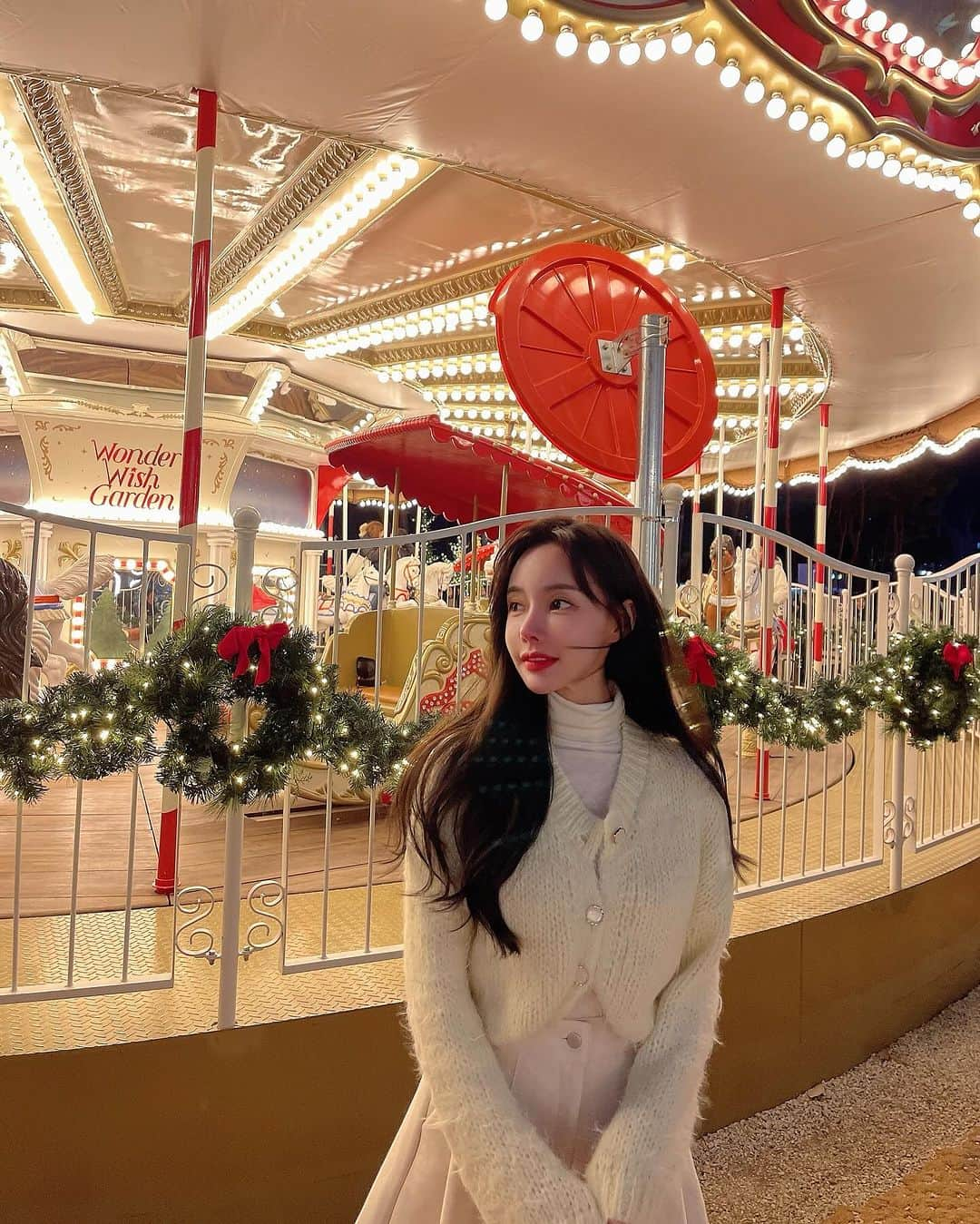 Hyemiのインスタグラム：「연말분위기 가득가득🎄 너무 추웠지만 가볼만한곳인거 같아요🎠  반짝이고 예쁜거 보니까 기분좋아아✨✨✨  #회전목마 #트리 #크리스마스트리 #롯데타워」