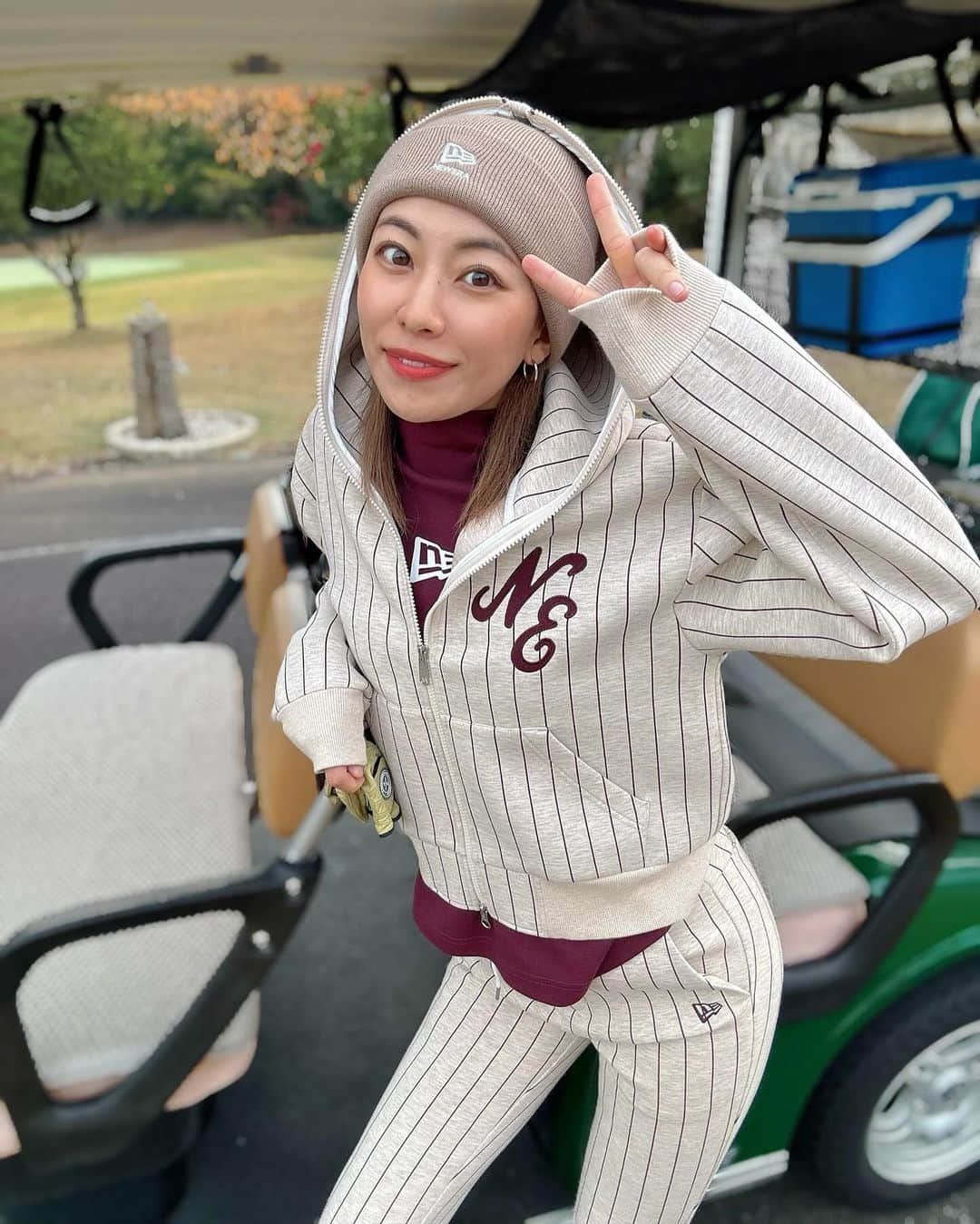 平野杏梨のインスタグラム：「⚾️👩🏼✌︎♥️  @newera_golf @newerajapan   すぐピースしちゃうの多分小学生から変わってないです。  #newera#neweragolf #ニューエラ#ゴルフウェア#ゴルフウェアレディース#pr #anri__golfwear」