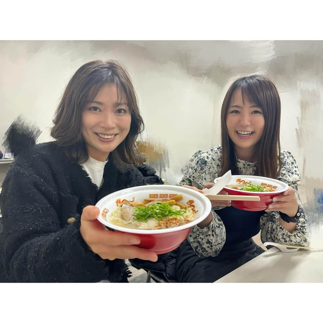 舘谷春香のインスタグラム：「東京競馬場で今日も朝ラーメンしました🍜 事務所の先輩・愛子さんと💓  今月は東京競馬場で東京ラーメンステークスやってて、 朝ラーメンたくさんできて楽しかったです💓 秋の東京開催明日まで！ 明日はジャパンカップです！楽しみすぎる！  #JRA #東京競馬場 #ビギナーズセミナー #競馬場 #競馬 #競馬女子 #競馬好き #競馬場グルメ #東京ラーメンステークス #山本愛子 さん #舘谷春香 #ホリプロ #ホリプロアナウンス室 #HAP」