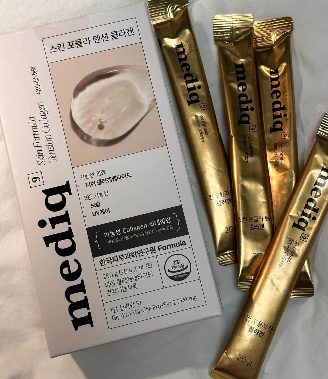 キム・ビヌのインスタグラム：「퍼펙트큐브의 부재를 어찌 감당해야하나  워낙좋았어서요 그져 ?  아쉬웠지만 더이상생산이 안되는 큐브미는 쿨하게 보내주기로 해요 👋👋  제가 이거 찾느라 그동안 어마어마게 많은 테스트를 거쳐가며 🤣🤣🤣 큐브미에 못지않은 콜라겐을 찾았잖아요 ‼️ 바로바로 ⭐️메디끄나인의 스킨포뮬라텐션 콜라겐 ⭐️ 입니다 👏🏻👏🏻👏🏻👏🏻👏🏻  추운 겨울이 오면서 건조해진 피부에 바르는 로션으로는 한계가 분명히 옵니다 😔 그런 걱정을 피부속부터 근본적으로 해결 해 줄 고함량 콜라겐, 메디끄나인을 소개해드려요:)  메디끄나인은 국내 최대 고함량 콜라겐으로 인체적용시험을 거친 고기능 스틱 콜라겐입니다.  *3270mg 국내 최대함량의 식약처 인증 콜라겐 *피부보습, 탄련개선, 주름깊이, 거칠기 완화 *피쉬콜라겐, 히알루론산, 엘라스틴 부원료 *100년 역사의 노하우와 품질을 갖춘 원료사 *액상형태로 높고 빠른 체내 흡수율  다양한 장점과 인증된 성분으로 저역시도 간편하게 1일 1포 꼭 챙겨먹은지 어느덧 4개월♥️  한국피부과학연구원이 직접 설계한 기능성 콜라겐 메디끄나인과 함께 피부문제를 속부터 개선해 보세요:)  #공구예고  #공동구매  #콜라겐」