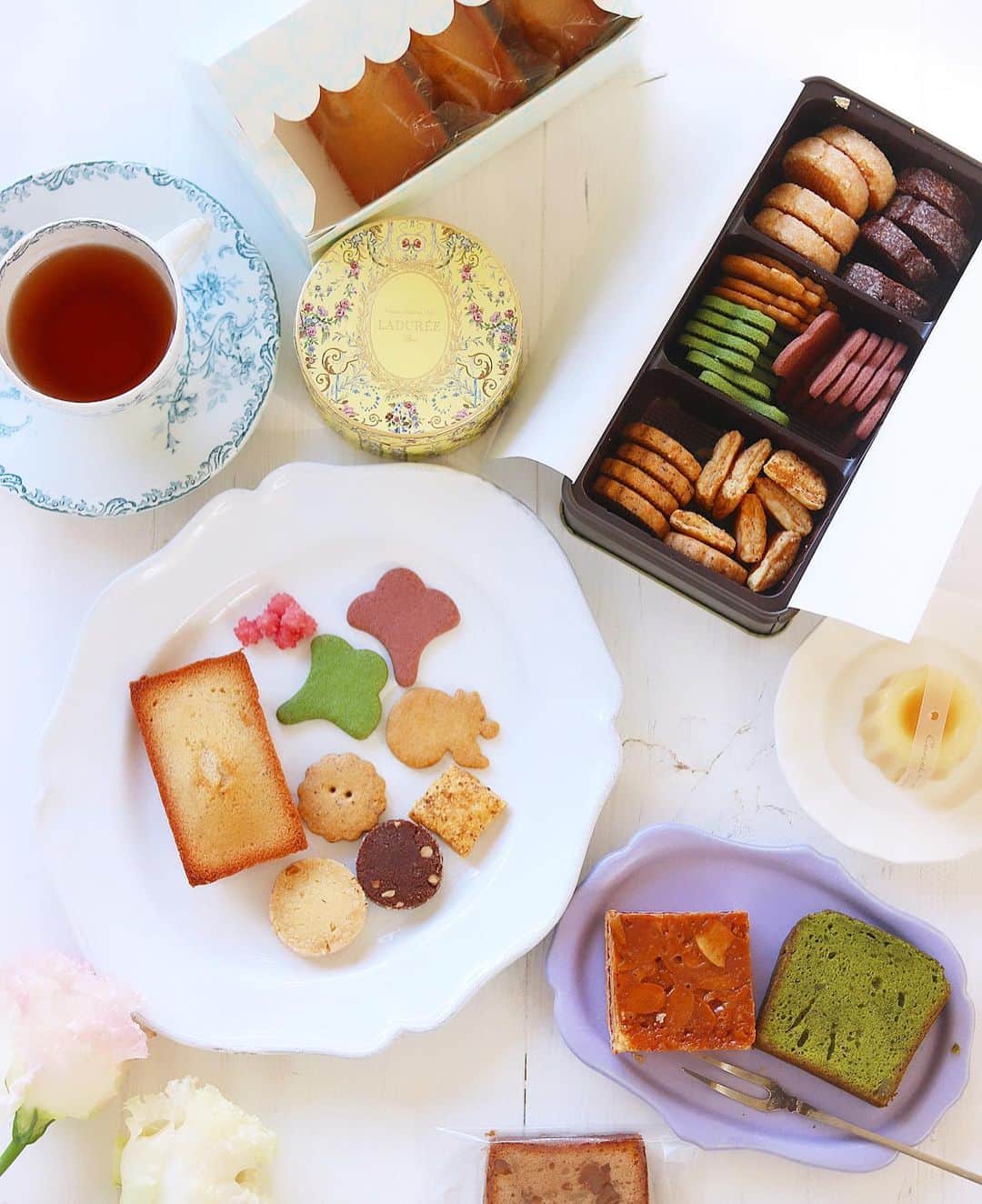 mikiのインスタグラム：「・ ・ sweets time💓 みんなから頂いたものでおやつタイム。  先日お仕事で東京へ🗼 約11年ぶりかな？！  今回は、お仕事の話がきた途端、しまちゃん　@thinkofadream_2 に連絡💨お仕事忙しい中都合つけてくれて🥺 そして私が今回会いたい方に先にしまちゃんから連絡してもらい🙏🏻  れいちゃん　@reiko.t.table がお仕事忙しい中会いに来てくれました☺️ 次はなつきさんにも会いたい💓  私も若くないので🫨東京に15時に着く新幹線でのんびり東京入り！  優しくて肌艶美人しまちゃんが日本橋のホテルまで、お迎えに来てくれた🥺どれだけ心強かったか🥺🙏🏻　 今回は三井ガーデンホテル日本橋プレミアム　@mitsuigardenhotels に泊まったけどなかなかよかった✨  そこからタクシーで素敵なカフェ、fromafar　@01_119 へ！  そこへ初めましてのれいちゃんがやってきたー！！ 話し出した途端、マイナスイオンが漂ったー！スタイル抜群な上、めちゃくちゃかわいい🥺  そしてまたまたタクシーにてパレスホテル東京へ　@palacehoteltokyo  オールデイダイニング グランドキッチンのテラスで乾杯🥂  閉店ギリギリまで大笑いしながおしゃべり🤣💓楽しかった🥺 もっと居たかった🥺 2人とも第一線で活躍していてほんとかっこいい🥺憧れの女性。  帰りは名残惜しく、、お別れしてからホテルまで迷うわたし😂やっぱり方向音痴。  次の日は仕事をこなして、やすよちゃん(心友&ママ友)に会いに表参道にある @crisscross_omotesando へ！ 子供が同い年なので、まずは大学に向けての近況報告！  そこからとりあえず笑いっぱなし🤣  いつもお泊まり会して素顔で朝方まで話す仲！あんな時間では物足りない🤣旅行行こうってことで🫶  離れててもずっと仲良しでいれて、ほんま大好き🫶新幹線乗り場まで送ってくれて🥹  すごーくパワーをもらえた東京一泊二日の旅でした！  みんなありがとう🫶💓」