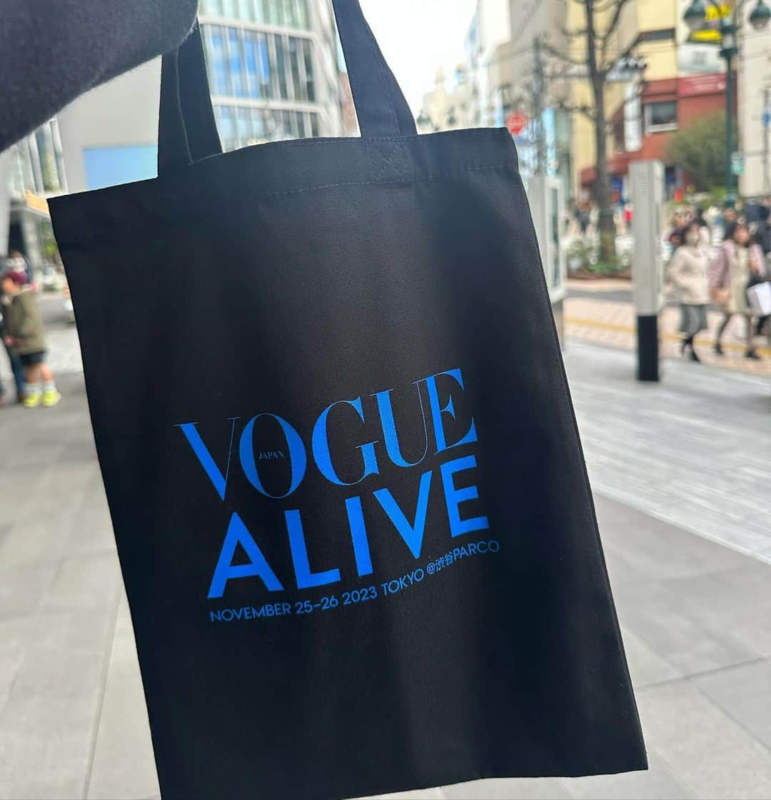 poledancer RYOTAさんのインスタグラム写真 - (poledancer RYOTAInstagram)「𝐕𝐎𝐆𝐔𝐄 𝐀𝐋𝐈𝐕𝐄  @voguejapan   渋谷PARCOで25-26 開催してます📚 期間中VOGUEオフィシャルグッズのPOP UP STOREもあるのでチェックしてみてね！🫐🧢👕🩵  #VOGUEALIVE #voguejapan」11月25日 14時53分 - kogepiii