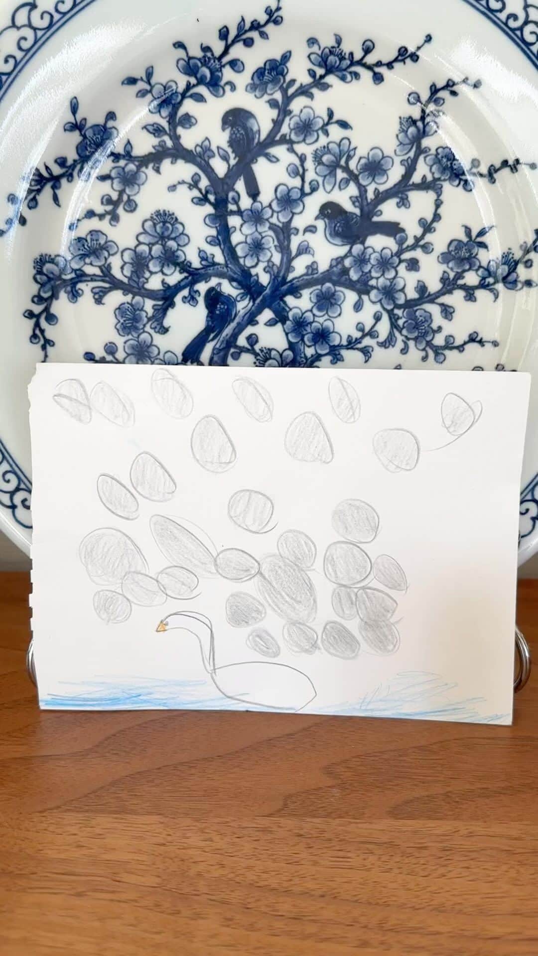 川人未帆のインスタグラム：「🦢 娘が最近よく描く白鳥🦢 これはパレスホテルから見える皇居のお濠にいる白鳥。 後ろの模様は石垣🪨 そしてオルゴールはじいじばあばからのフランスのエズのお土産。とっても可愛い☺️」
