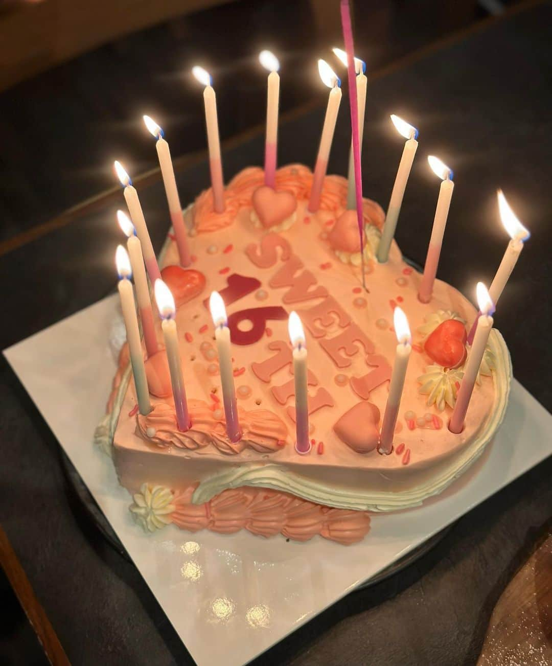 畑田亜希さんのインスタグラム写真 - (畑田亜希Instagram)「🎂Happy sweet 16 birthday 🎂  末っ子ちゃん16歳になりました🩷  毎日トップアイドル並みの分刻みハードスケジュール🗓️ 大好きなダンスの為なら寝る間も惜しんで踊り続ける💃  お勉強もなかなか大変な時期になってきてるので、塾に家庭教師にオンライン授業に本当に毎日ハード💦  隙間時間には友達とお出掛けもしてスケジュール調整の素晴らしさ😆✨ 私の方が「今日何だったっけ？」 と毎朝確認しないと覚えられない。。。  いつまでも赤ちゃんだと思ってたけど、いつの間にかしっかり成長してた🥲💕  素敵な仲間に囲まれて、本当に毎日楽しそうで母は見ていて嬉しいです🥹💕  ハートのお誕生日ケーキは長女がデザインしてくれたのを @makoto_24w さんに作ってもらいました✨ 美味しくて可愛いくてあっという間になくなった🤤  そして私がずっと食べてみたかった @natsuko.ete さんのケーキが出てきた時は感動しました🥹🙏 フルーツと生地とクリームとのバランスが絶妙でめちゃくちゃ美味しかったです🩷もはや芸術✨  お友達を招いて @lukasingapore でのパーティーも出来て良かった⭐️  お世話になった皆様ありがとうございました🩷🙏  16歳も素敵な経験が沢山出来ますように🩷 お誕生日おめでとう🥰   #2023 #sg #birthdaycake #birthdaygirl #sweet16 #お誕生日 #16歳 #高校1年生 #jk」11月25日 14時55分 - akihatada