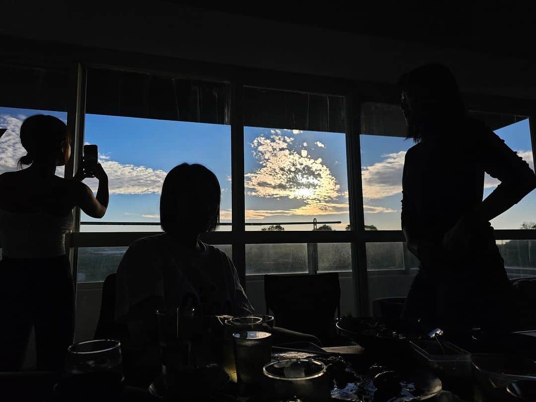 Kamada Sakurakoさんのインスタグラム写真 - (Kamada SakurakoInstagram)「📔  三浦海岸での海life も残りわずか..  最後に大好きなみんなが会いにきてくれて （約２時間もかけて..😭ありがとう。）  お家でパーティーした🤎🤍  輸入してるワインたちと 大好きなみんなと過ごす時間が ほんと宝物❤️  タイぶりの集合🎫  いろんなタイプの心友たちを繋げて ぎゅっとするのがスキ❤️  みんなポテンシャル高め。 可愛くて面白くて  なにより、自分の心に素直w最高です。  —  ルーフバルコニーでBBQ予定が 風強すぎて断念😂😂  女性陣は外好きすぎて粘る.. 男性陣は悟っておる..  このやりとりはほんまに笑った😂💗 いつも破天荒でわがまま娘たちを あたたかく見守ってくれる落ち着いた年下彼たち。笑  最後は、ちょっぴり早い お誕生日お祝いしたもらって うれしかった☺️💗ありがとう。  #homeparty #パーティー #誕生日  #bbq #引越し #ありがとう  #三浦海岸 #移住 #島巡り  めちゃくちゃ素敵な街でした✨  #次のステップへ  つぎはどこの島にいこうかなぁ この人生、第何章まであるの📖😂  #chillねぇさん」11月25日 14時55分 - sakurako_mahaloha
