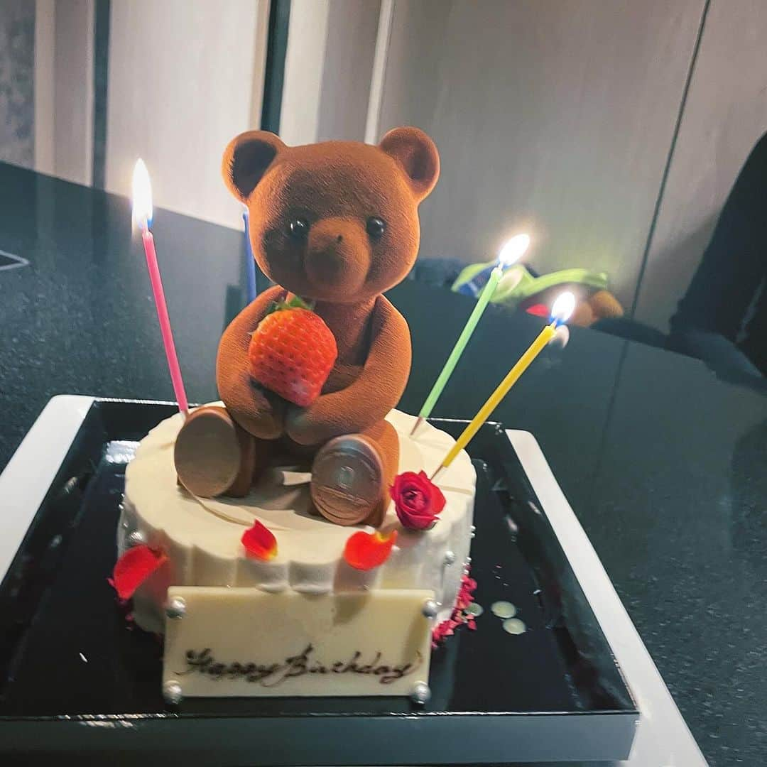 西原愛夏のインスタグラム：「誕生日沢山お祝いしてもらいました- ̗̀ 🎂 ̖́-♥  ありがとうございます·̩͙꒰ঌ(  ૢ ͈̄ ͈̄ ૢ)ෆ˚*  誕生日の前日は久しぶりに温泉旅行へ♨️ 紅葉も綺麗だし温泉も気持ちよくて最高でした👏✨  当日は都内で家族にお祝いしてもらいました❣️ 可愛すぎるクマケーキ😍  そして母と2人で10数年ぶりにディズニーに🐭💓 もこもこの服お揃いで着た😂💓楽しかった❣️  友達にもお祝いしてもらった〜😭🩷  自分でも何年かぶりに財布を新調しました🦋.*˚」