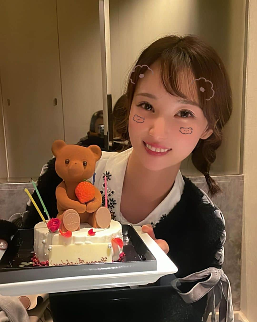 西原愛夏さんのインスタグラム写真 - (西原愛夏Instagram)「誕生日沢山お祝いしてもらいました- ̗̀ 🎂 ̖́-♥  ありがとうございます·̩͙꒰ঌ(  ૢ ͈̄ ͈̄ ૢ)ෆ˚*  誕生日の前日は久しぶりに温泉旅行へ♨️ 紅葉も綺麗だし温泉も気持ちよくて最高でした👏✨  当日は都内で家族にお祝いしてもらいました❣️ 可愛すぎるクマケーキ😍  そして母と2人で10数年ぶりにディズニーに🐭💓 もこもこの服お揃いで着た😂💓楽しかった❣️  友達にもお祝いしてもらった〜😭🩷  自分でも何年かぶりに財布を新調しました🦋.*˚」11月25日 14時57分 - manakanishihara