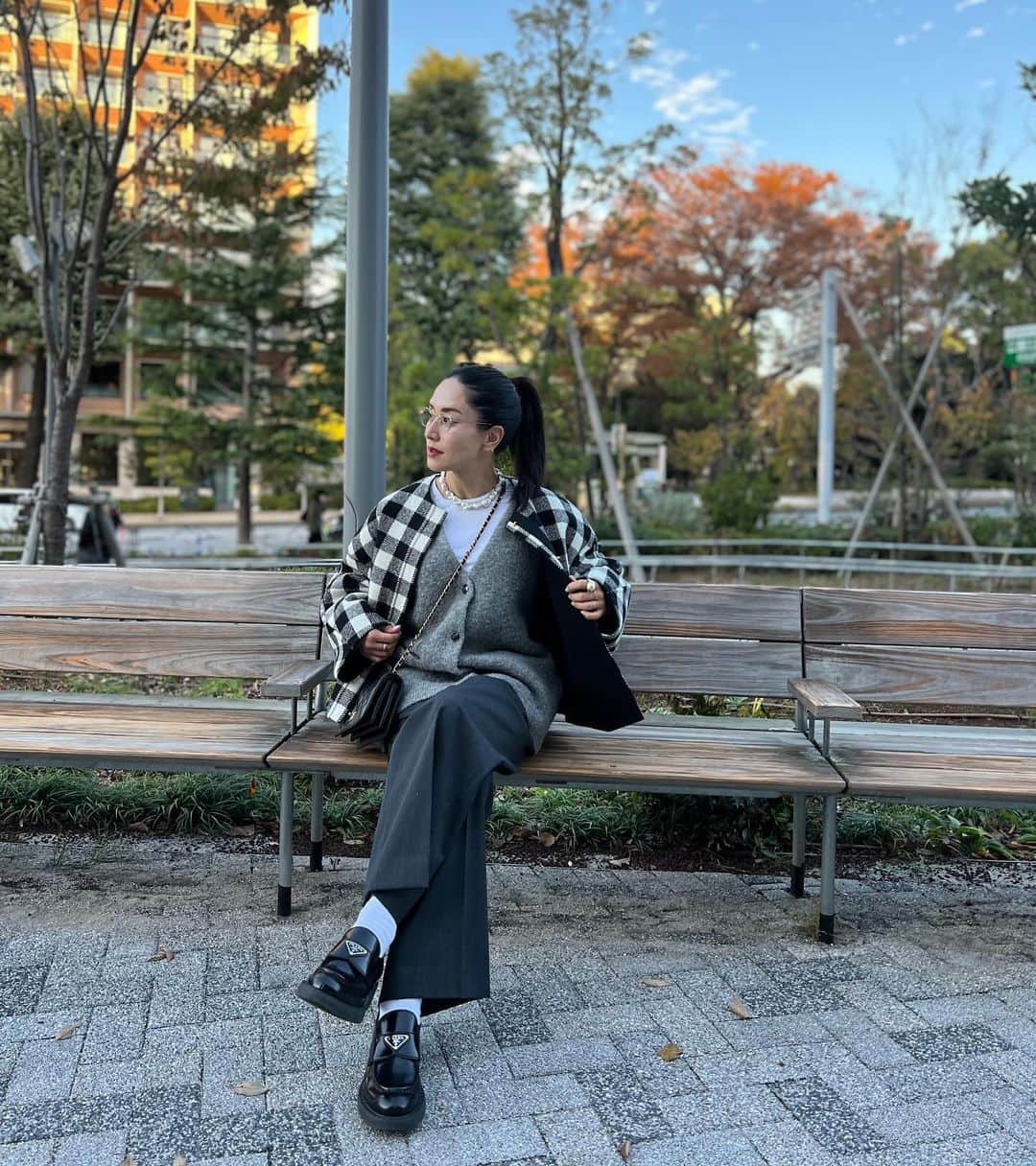 亀恭子のインスタグラム：「今年の秋冬はグレー豊作ですね。 グレー好きな私には嬉しいトレンド🩶  厚地でふっくらしたフォルムが可愛い @haunt_daikanyama @guestlist___tokyo  のカーディガン。  パンツ合わせでメンズっぽくも、ワンピース合わせでリラクシングなムードにも☺︎  暖かさもセットで、冬にかけて何かと活躍しそう♡  someday's… #fashion #ootd #kkstyle #tokyo #kamescloset #jacketcoat #drawer #cardigan #haunt #guestlist #cutandsew & #pants #aton #bag #chanel #shoes #prada #autumn #november #pr」