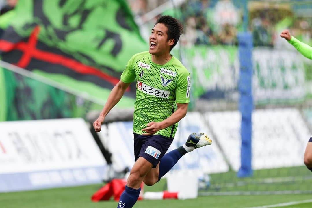 ガイナーレ鳥取さんのインスタグラム写真 - (ガイナーレ鳥取Instagram)「この度、#大久保優 選手につきまして、契約満了に伴い、来シーズンの契約を更新しないこととなりましたので、お知らせいたします。   💬大久保選手コメント 大学卒業してから4年間、本当にお世話になりました。 大学4年時の12月のトライアウトで高木監督、吉野前強化部長に拾っていただき、ここまでプレーさせていただけたことに非常に感謝しています。 そして、どんな時も温かい声援を送っていただき、僕たちの背中を後押してくれたサポーターの皆様には本当に感謝しかありません！！！ プロサッカー選手として初めてのチームがガイナーレ鳥取で良かったです！！！ そして、鳥取でプレーさせていただくに当たって、この4年間本当にたくさんの人達の支えのおかげでプレーできたと思っています。 最後に、僕はまだまだこれからもサッカーを続けていくので頭の片隅のどこかで少しでも覚えていただけたら嬉しいです。 本当に4年間ありがとうございました！！！！  #ガイナーレ鳥取」11月25日 15時06分 - gainare_tottori