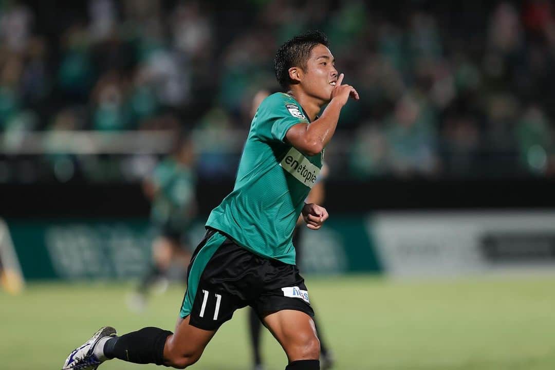 ガイナーレ鳥取さんのインスタグラム写真 - (ガイナーレ鳥取Instagram)「この度、#大久保優 選手につきまして、契約満了に伴い、来シーズンの契約を更新しないこととなりましたので、お知らせいたします。   💬大久保選手コメント 大学卒業してから4年間、本当にお世話になりました。 大学4年時の12月のトライアウトで高木監督、吉野前強化部長に拾っていただき、ここまでプレーさせていただけたことに非常に感謝しています。 そして、どんな時も温かい声援を送っていただき、僕たちの背中を後押してくれたサポーターの皆様には本当に感謝しかありません！！！ プロサッカー選手として初めてのチームがガイナーレ鳥取で良かったです！！！ そして、鳥取でプレーさせていただくに当たって、この4年間本当にたくさんの人達の支えのおかげでプレーできたと思っています。 最後に、僕はまだまだこれからもサッカーを続けていくので頭の片隅のどこかで少しでも覚えていただけたら嬉しいです。 本当に4年間ありがとうございました！！！！  #ガイナーレ鳥取」11月25日 15時06分 - gainare_tottori
