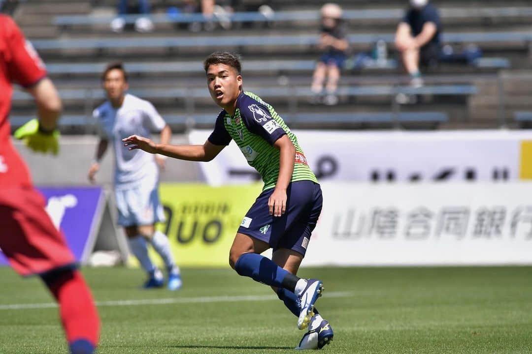 ガイナーレ鳥取さんのインスタグラム写真 - (ガイナーレ鳥取Instagram)「この度、#大久保優 選手につきまして、契約満了に伴い、来シーズンの契約を更新しないこととなりましたので、お知らせいたします。   💬大久保選手コメント 大学卒業してから4年間、本当にお世話になりました。 大学4年時の12月のトライアウトで高木監督、吉野前強化部長に拾っていただき、ここまでプレーさせていただけたことに非常に感謝しています。 そして、どんな時も温かい声援を送っていただき、僕たちの背中を後押してくれたサポーターの皆様には本当に感謝しかありません！！！ プロサッカー選手として初めてのチームがガイナーレ鳥取で良かったです！！！ そして、鳥取でプレーさせていただくに当たって、この4年間本当にたくさんの人達の支えのおかげでプレーできたと思っています。 最後に、僕はまだまだこれからもサッカーを続けていくので頭の片隅のどこかで少しでも覚えていただけたら嬉しいです。 本当に4年間ありがとうございました！！！！  #ガイナーレ鳥取」11月25日 15時06分 - gainare_tottori