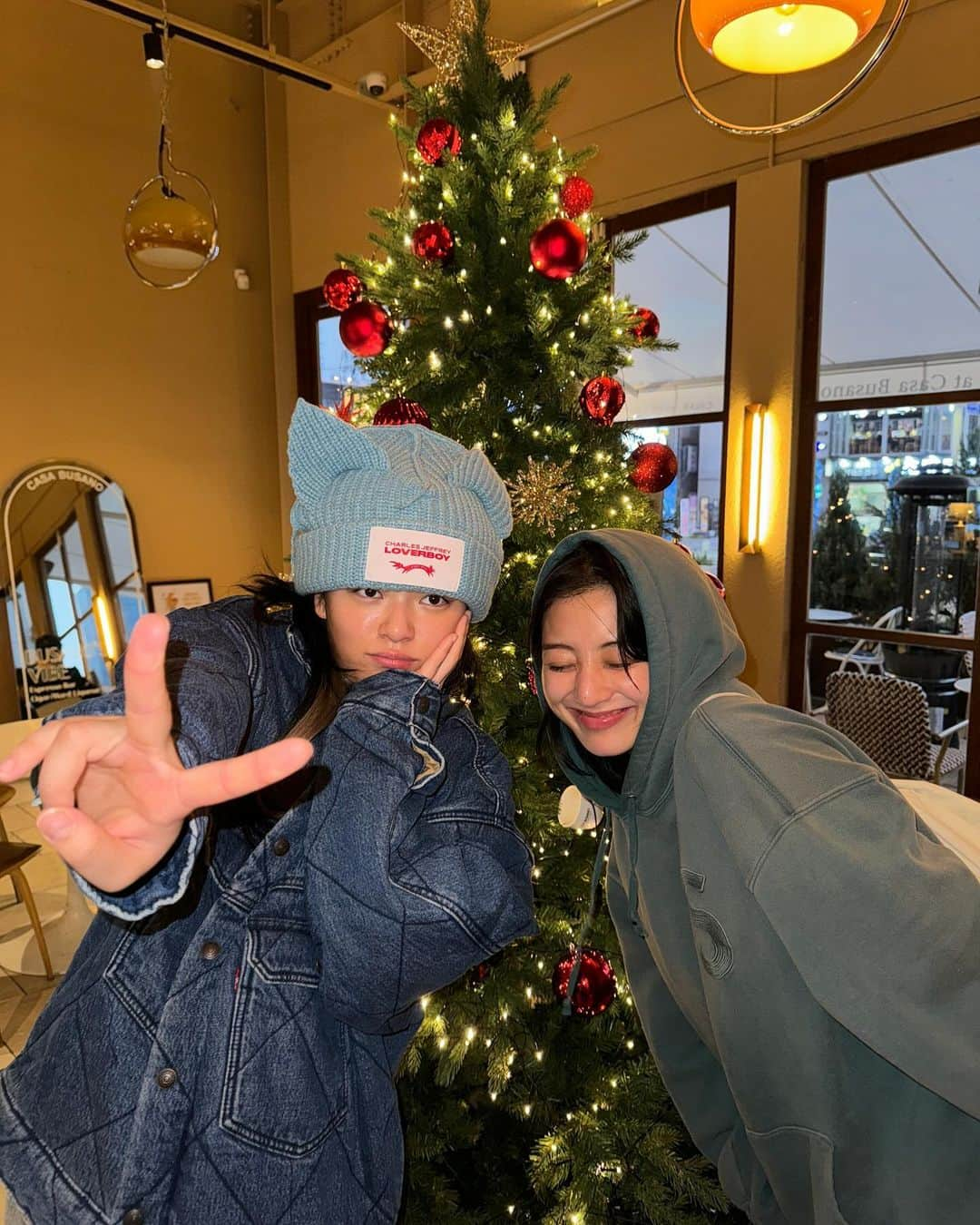 ジヒョのインスタグラム：「어쩌다보니 얘랑 또 부산데이트🎄」