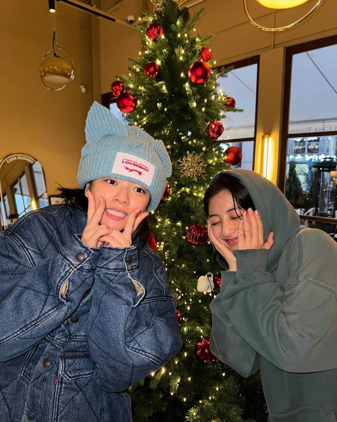 ジヒョさんのインスタグラム写真 - (ジヒョInstagram)「어쩌다보니 얘랑 또 부산데이트🎄」11月25日 15時02分 - _zyozyo