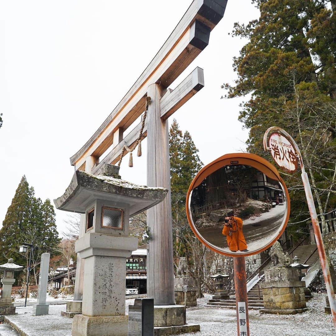中丸雄一さんのインスタグラム写真 - (中丸雄一Instagram)「長野県の戸隠から中継。雪が降り気温も氷点下いきそうでした。そしてそば食べた。  駅テレマルシェにも出演させてもらい、忍者について学んだ。忍者ハチマキもらった☺️」11月25日 15時02分 - y_nakamaru_94