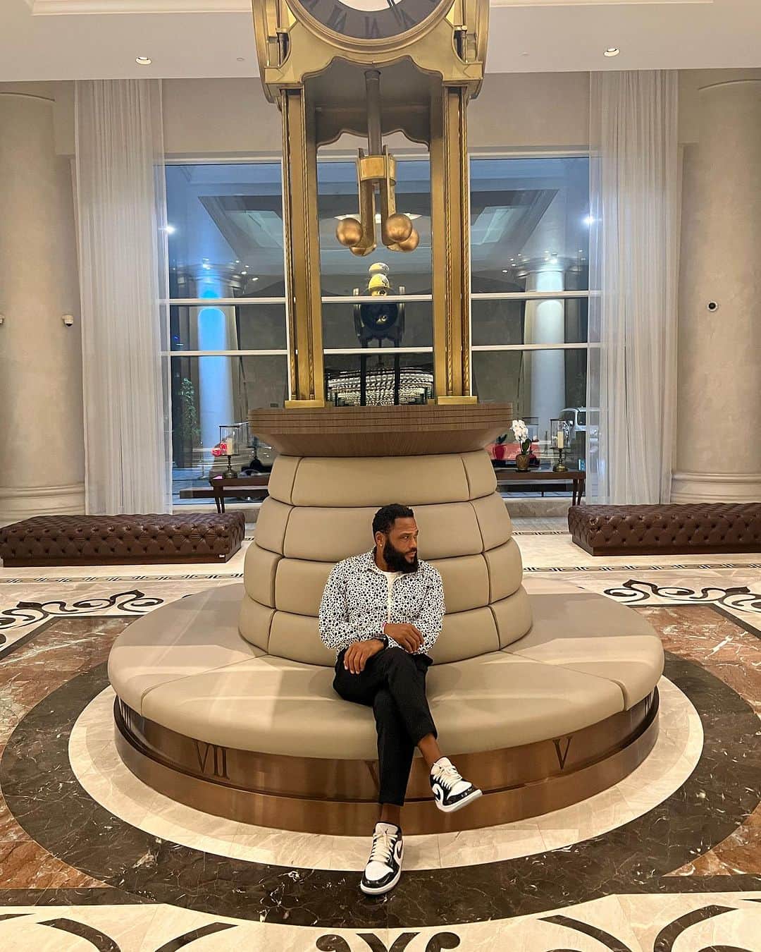 アンソニー・アンダーソンさんのインスタグラム写真 - (アンソニー・アンダーソンInstagram)「I just spent an unforgettable week at @waldorfdubai, there’s nothing quite like uninterrupted ocean views, I can't stop smiling! This place is pure magic. The food was incredible and the staff made me feel like I was home. Can’t wait to return. #justakidfromcompton  #huskyandhandsome #acbarbeque #dubai」11月25日 15時07分 - anthonyanderson