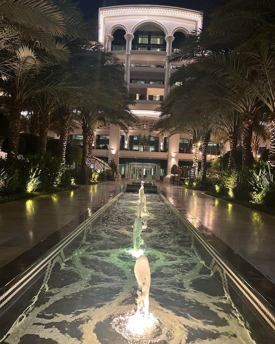 アンソニー・アンダーソンさんのインスタグラム写真 - (アンソニー・アンダーソンInstagram)「I just spent an unforgettable week at @waldorfdubai, there’s nothing quite like uninterrupted ocean views, I can't stop smiling! This place is pure magic. The food was incredible and the staff made me feel like I was home. Can’t wait to return. #justakidfromcompton  #huskyandhandsome #acbarbeque #dubai」11月25日 15時07分 - anthonyanderson