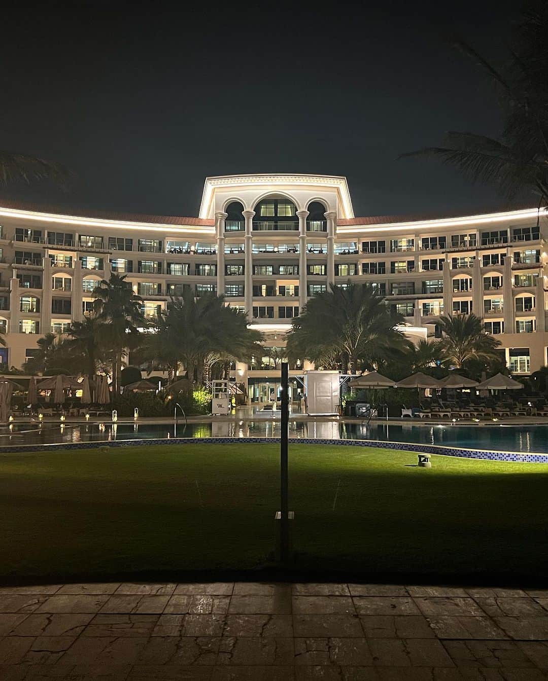 アンソニー・アンダーソンさんのインスタグラム写真 - (アンソニー・アンダーソンInstagram)「I just spent an unforgettable week at @waldorfdubai, there’s nothing quite like uninterrupted ocean views, I can't stop smiling! This place is pure magic. The food was incredible and the staff made me feel like I was home. Can’t wait to return. #justakidfromcompton  #huskyandhandsome #acbarbeque #dubai」11月25日 15時07分 - anthonyanderson