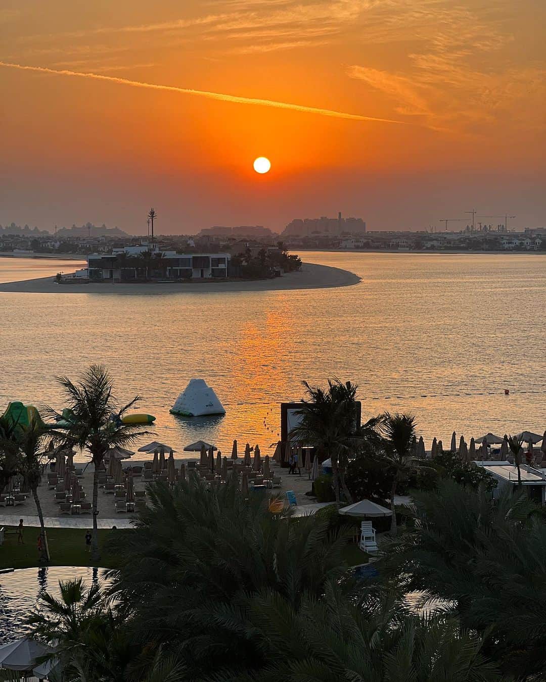 アンソニー・アンダーソンさんのインスタグラム写真 - (アンソニー・アンダーソンInstagram)「I just spent an unforgettable week at @waldorfdubai, there’s nothing quite like uninterrupted ocean views, I can't stop smiling! This place is pure magic. The food was incredible and the staff made me feel like I was home. Can’t wait to return. #justakidfromcompton  #huskyandhandsome #acbarbeque #dubai」11月25日 15時07分 - anthonyanderson
