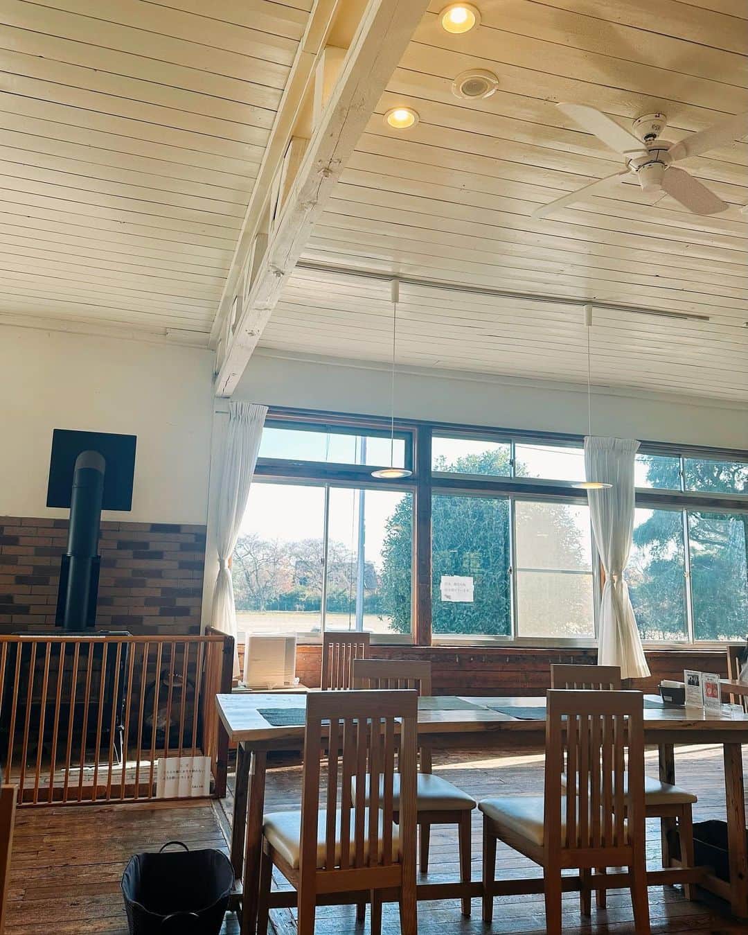 村上奈菜さんのインスタグラム写真 - (村上奈菜Instagram)「小学校をリノベーションしたレストラン🏫 心がほっこりする場所でご飯も美味しいの🍴♡ 学習机が小さくてすごく可愛く感じる☺️ 癒されスポットだよっ🐐✨ #那須塩原」11月25日 15時08分 - murakami__nana