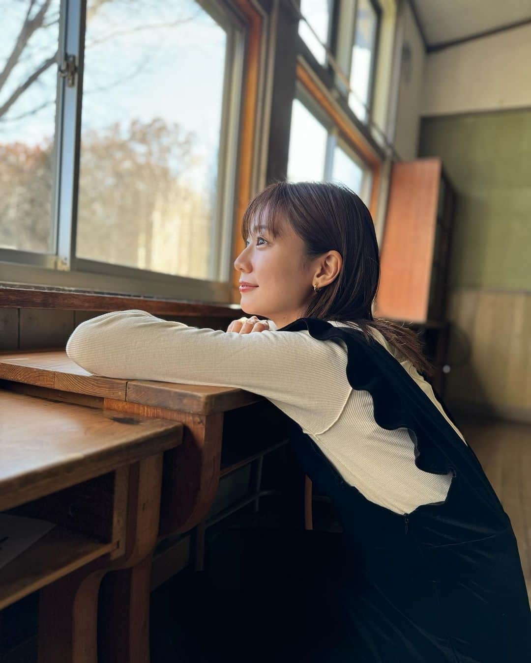 村上奈菜さんのインスタグラム写真 - (村上奈菜Instagram)「小学校をリノベーションしたレストラン🏫 心がほっこりする場所でご飯も美味しいの🍴♡ 学習机が小さくてすごく可愛く感じる☺️ 癒されスポットだよっ🐐✨ #那須塩原」11月25日 15時08分 - murakami__nana