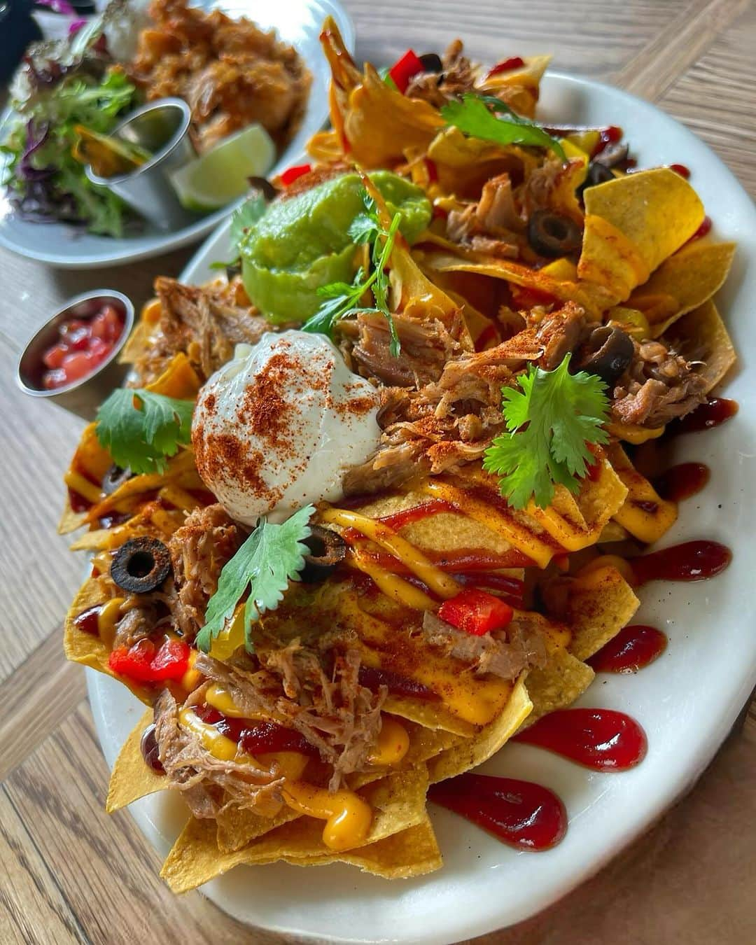 alohatable_waikikiのインスタグラム：「Indulging in cheesy bliss, one nacho at a time. 🧀🌶️   #zetton #nachos #meatlovers #waikiki #hawaiianeats #hawaii #seafood #dinner」