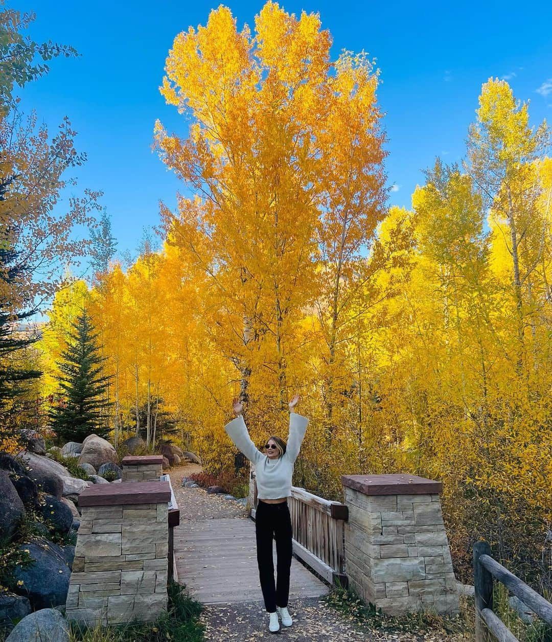 トリ・プラバーのインスタグラム：「For sure my favorite season 🍁🍂」