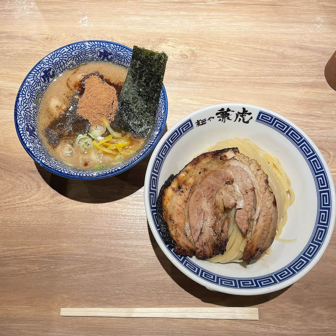 野口真由さんのインスタグラム写真 - (野口真由Instagram)「・ コスモスで冷凍の兼虎食べて美味しさに感動して実店舗でも🙆‍♀️🙆‍♀️ 店内ちょっと暗めでシックで贅沢な感じの店内にもテンション上がった🫣💖  博多駅のデイトスにある麺街道は福岡にある王道ラーメン屋さんがぎゅっと詰まっててオヌヌメ🍜🍜🍜  ※個人的ポイント- ̗̀ 📢 ちな味とコスパはコスモスの兼虎がいいかも♡個人的にはね🤫ただ、雰囲気は絶対博多駅デイトスよ✨️✨️  #福岡ラーメン  #兼虎  #兼虎デイトス店  #博多ラーメン #つけ麺  #ラーメン女子」11月25日 15時18分 - ngc_mayu