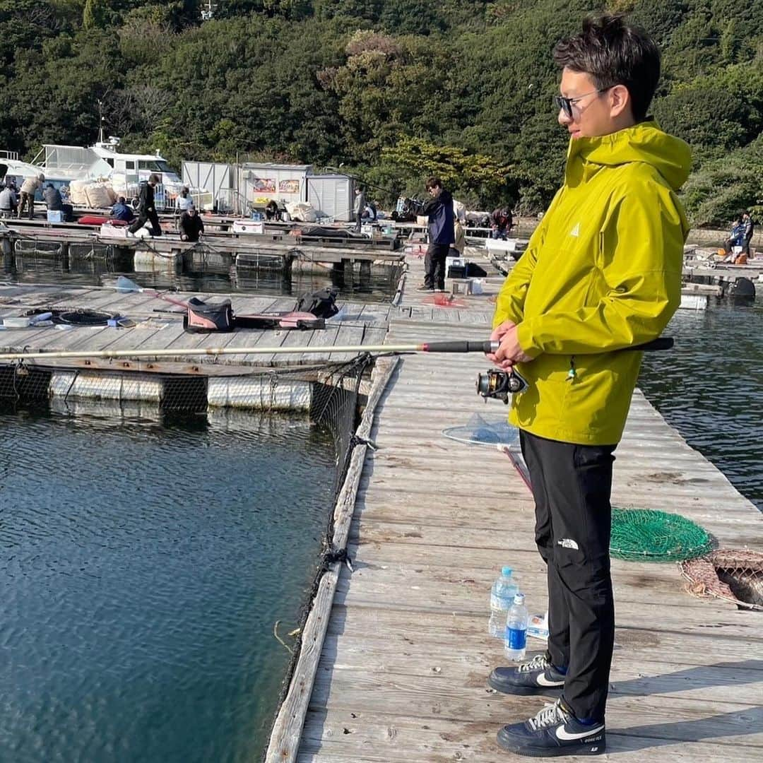 平松修造さんのインスタグラム写真 - (平松修造Instagram)「【兵庫 姫路釣り旅】 夏休み旅行第二弾✈️ 愛媛の次は、姫路・西島の海上釣り堀・水宝さんで 初の釣り堀での釣り🎣  高校の同級生のこまいくん (@_komadesignworks )と釣りに行き 高校の同級生のこばやしさん の新居にお邪魔して料理させてもらいました  ハマチとマダイとシマアジを たくさんゲットしましたぜ🐟 もうハマチとマダイは目を瞑ってでも捌けます。 でも危ないので目を開けて捌きます。  みんな大人になったなぁ〜と 少々感動しました。 そして関西人はやはり、 みんなめっちゃ関西弁でした。  やっぱり地元はいいなぁ☺️ 昔から好きな地元の好きなラーメン屋も2軒回れました🍜 楽しかった！！会ってくれた人、ありがとうございました！  引き続き楽しくやっておりますので、 捜さないでください。 そしてこれから最終目的地へ。。。🚄 ちょっと天気が心配！！！！  #兵庫 #姫路 #西島 #夏休み #釣り #釣行記」11月25日 15時31分 - shuzohiramatsu_ntv