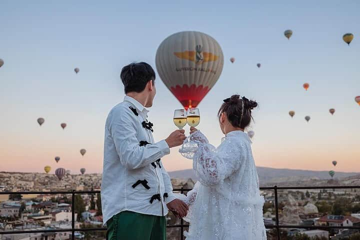 プレ花嫁の結婚式準備サイト marry【マリー】さんのインスタグラム写真 - (プレ花嫁の結婚式準備サイト marry【マリー】Instagram)「絶景💛 カッパドキアの気球をバックに記念日フォト✨ ⁡ 結婚1周年の記念の旅行&フォトだそう🇹🇷 ⁡ 台湾のインフルエンサー @wawawaku さんのお写真です🤍 ⁡ ⁡ ⁡ * ⁡ @marryxoxo_wd は世界中から見つけたときめくウェディング情報を発信するメディアです♡ ⁡ プロフィールURLのサイトから、 結婚式アイデアをたくさん見られます🪞 Instagramでは投稿していないテーマも たくさんあります𓊮𓍯 ⁡ ⁡ ⁡ #結婚式#プレ花嫁#2023秋婚#2023冬婚#2024春婚#2024夏婚#2024秋婚#2024冬婚#ロケーションフォト#ウェディングフォト#ハネムーンフォト#結婚記念日#結婚記念フォト#カッパドキア#熱気球#カッパドキアの熱気球」11月25日 15時26分 - marryxoxo_wd