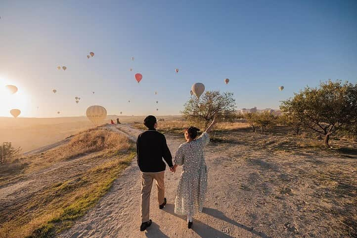 プレ花嫁の結婚式準備サイト marry【マリー】さんのインスタグラム写真 - (プレ花嫁の結婚式準備サイト marry【マリー】Instagram)「絶景💛 カッパドキアの気球をバックに記念日フォト✨ ⁡ 結婚1周年の記念の旅行&フォトだそう🇹🇷 ⁡ 台湾のインフルエンサー @wawawaku さんのお写真です🤍 ⁡ ⁡ ⁡ * ⁡ @marryxoxo_wd は世界中から見つけたときめくウェディング情報を発信するメディアです♡ ⁡ プロフィールURLのサイトから、 結婚式アイデアをたくさん見られます🪞 Instagramでは投稿していないテーマも たくさんあります𓊮𓍯 ⁡ ⁡ ⁡ #結婚式#プレ花嫁#2023秋婚#2023冬婚#2024春婚#2024夏婚#2024秋婚#2024冬婚#ロケーションフォト#ウェディングフォト#ハネムーンフォト#結婚記念日#結婚記念フォト#カッパドキア#熱気球#カッパドキアの熱気球」11月25日 15時26分 - marryxoxo_wd