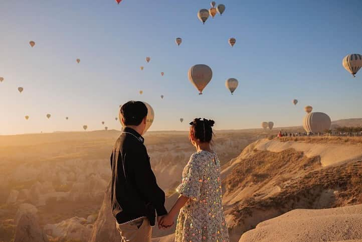 プレ花嫁の結婚式準備サイト marry【マリー】さんのインスタグラム写真 - (プレ花嫁の結婚式準備サイト marry【マリー】Instagram)「絶景💛 カッパドキアの気球をバックに記念日フォト✨ ⁡ 結婚1周年の記念の旅行&フォトだそう🇹🇷 ⁡ 台湾のインフルエンサー @wawawaku さんのお写真です🤍 ⁡ ⁡ ⁡ * ⁡ @marryxoxo_wd は世界中から見つけたときめくウェディング情報を発信するメディアです♡ ⁡ プロフィールURLのサイトから、 結婚式アイデアをたくさん見られます🪞 Instagramでは投稿していないテーマも たくさんあります𓊮𓍯 ⁡ ⁡ ⁡ #結婚式#プレ花嫁#2023秋婚#2023冬婚#2024春婚#2024夏婚#2024秋婚#2024冬婚#ロケーションフォト#ウェディングフォト#ハネムーンフォト#結婚記念日#結婚記念フォト#カッパドキア#熱気球#カッパドキアの熱気球」11月25日 15時26分 - marryxoxo_wd