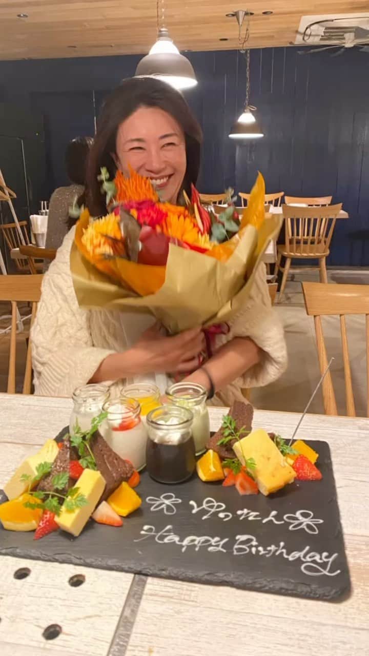 芦田桂子のインスタグラム：「麗しのゆったんHappy Birth Day🎂✨  @shinboyukico  仲良しメンバーでお祝いしたよ🥂  さっちゃんが予約してくれたお店は エイジングビーフの肉祭り🍖✨ ワイワイジュージュー焼いてお腹いっぱいに🥰  二次会は恒例のヤングマン🎤 ゆったんの昭和歌謡に魅せられて 織香ちゃんのストールもステキな小道具にw 盛り上がったぁ〜🤣  年齢を重ねて益々元気に美しく✨ Happy溢れる一年になりますように😊  #happybirthday  #皆で祝うよ #肉まみれの会  #ヤングマン #昭和歌謡 #いつも盛り上がる  #瀬戸内姉妹デビューはいつ #みんなラブやで❤️」