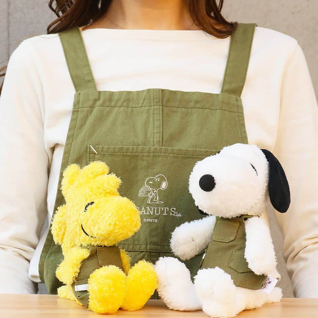 ピーナッツ カフェさんのインスタグラム写真 - (ピーナッツ カフェInstagram)「new | GOODS  エプロンを身にまとったスヌーピーとウッドストックの可愛いぬいぐるみが登場！  □エプロン スヌーピー ぬいぐるみ ￥4,070(tax in) □エプロン ウッドストック ぬいぐるみ ￥3,740(tax in)  素材と縫製にこだわった岡山県のブランド「CUMO」とコラボしたPEANUTS Cafeオリジナルワークエプロンをモチーフにし、身にまとったスヌーピーとウッドストックのぬいぐるみ。 オリジナルワークエプロン同様、たすき掛け仕様や、ポケットの位置、丈の長さにもこだわりました。  座らせやすい作りになっているので、デスクに置いたり、外出先で記念撮影するのにもぴったり◎  ふわふわした優しい手ざわりのぬいぐるみは、ご自分用にはもちろんプレゼントにもおすすめです。  ‐販売店舗 PEANUTS Cafe 全店舗 PEANUTS Cafe オンラインショップ  @peanutscafe_tokyo トップのリンクより、オンラインショップページでもお買い求めいただけます。」11月25日 15時38分 - peanutscafe_tokyo