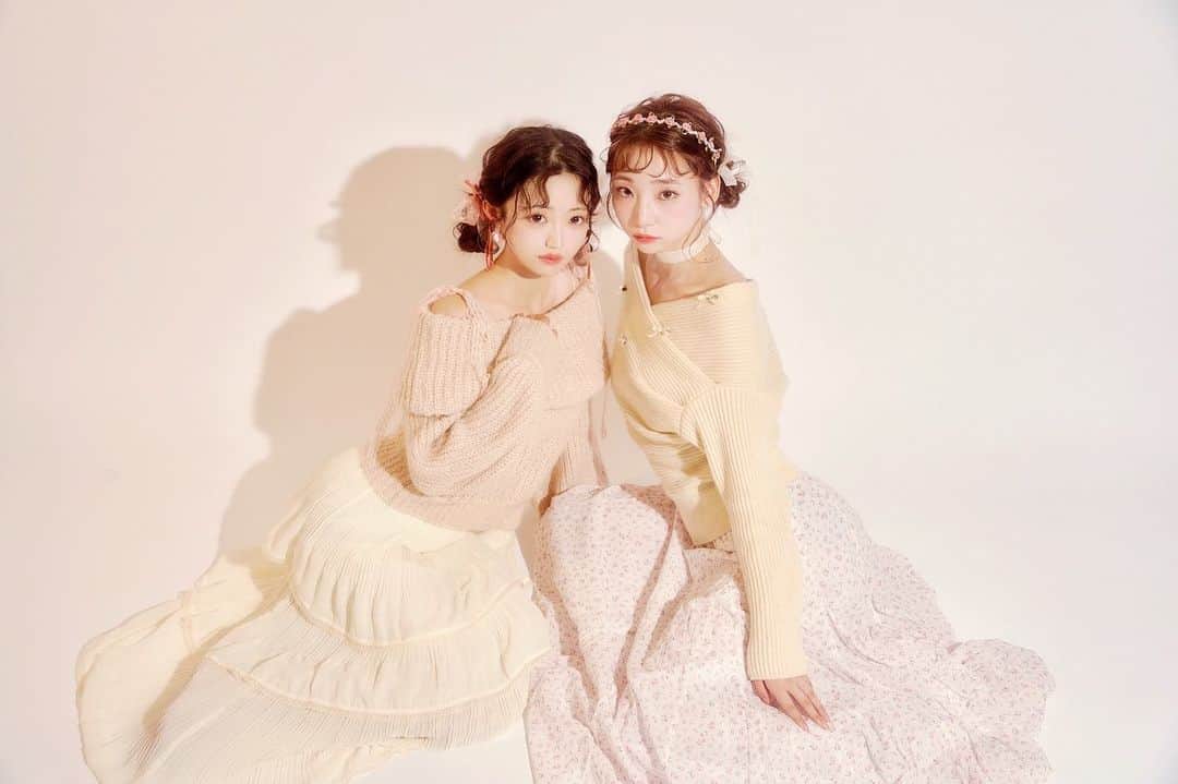 中井りかのインスタグラム：「ゆかぴと @peche_photostudio 撮ってもらったよ〜♡♡ グループ以来で懐いね〜.ᐟ.ᐟって言ってた🫶🏻🎀 最近はかまってくれないです😒😒  かあちいすぎる撮影でした◌̥*⃝  #りかゆか　#NGT48 #ngt481期生 #photooftheday #instagood #picoftheday #love #style  #ootd  #code #fyp #fypシ」