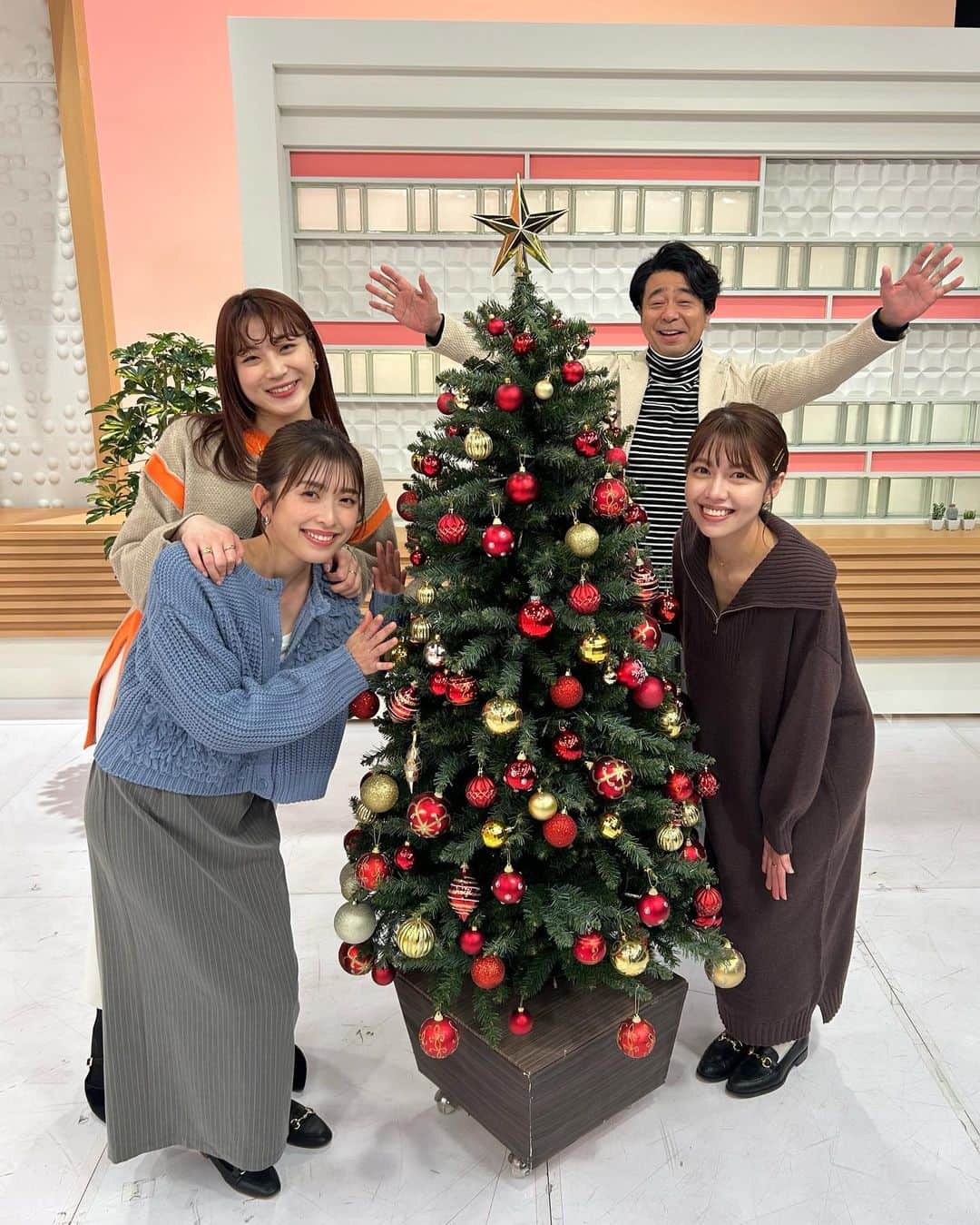 吉田晴香のインスタグラム：「ブラキタ💛 生放送出演させていただきました☺️  ありがとうございました😊💓  ひと足先にクリスマスパーティー🎉 ご馳走は全てセイコーマートで…😋  ***  イオンのパーフェクトフーディーを使って コーデ対決😊🙌 おしゃれはもちろん、 機能性抜群のお洋服がたくさんありました☺️  ご覧いただきありがとうございました😊  #ブラキタ#HBC」