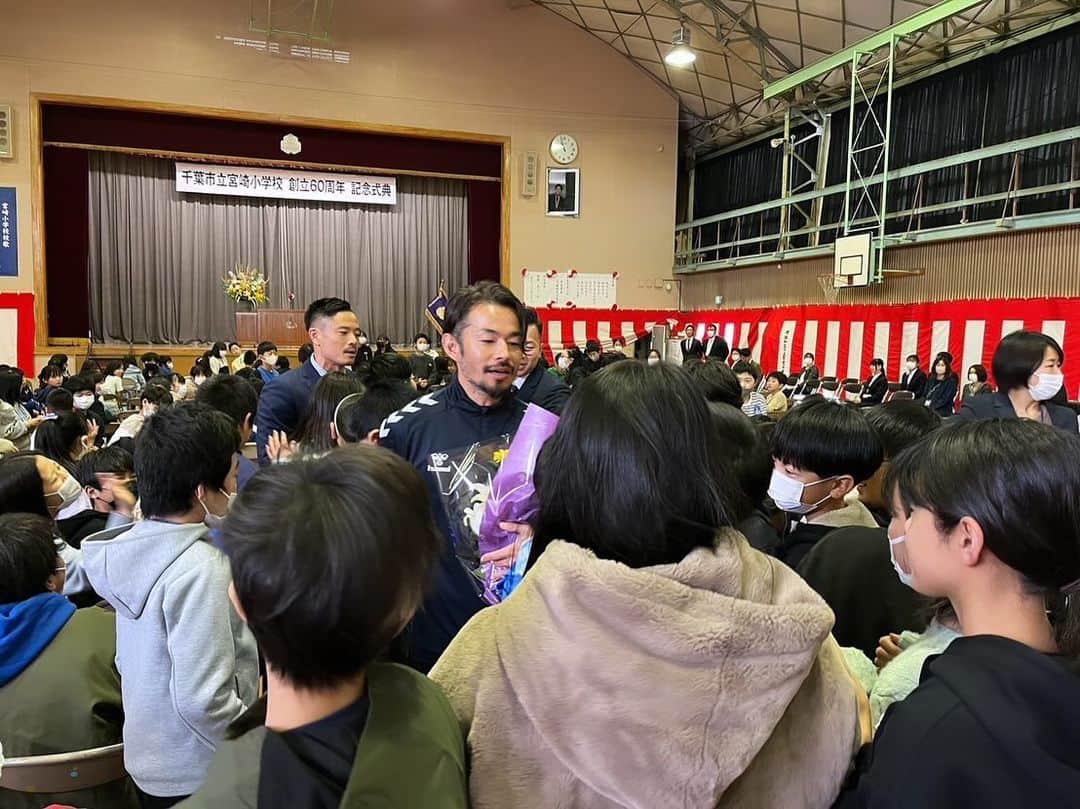 佐藤勇人さんのインスタグラム写真 - (佐藤勇人Instagram)「『千葉市立宮崎小学校　創立60周年　記念式典』 に呼んでいただきました。  体育館で講話を5年生、6年生に対して行い、その後は校庭へ。 来てくれたジェフOBチームの昇平と大介vs宮崎小学校の生徒達との試合は楽しかったです⚽️😄  宮崎小学校の皆さん、創立60周年おめでとうございます！  #千葉市立宮崎小学校  #千葉市 #蘇我 #創立記念 #ジェフユナイテッド市原千葉  #池田昇平 #伊藤大介 #佐藤勇人」11月25日 15時45分 - yuto7sato