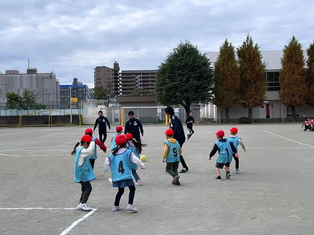 佐藤勇人さんのインスタグラム写真 - (佐藤勇人Instagram)「『千葉市立宮崎小学校　創立60周年　記念式典』 に呼んでいただきました。  体育館で講話を5年生、6年生に対して行い、その後は校庭へ。 来てくれたジェフOBチームの昇平と大介vs宮崎小学校の生徒達との試合は楽しかったです⚽️😄  宮崎小学校の皆さん、創立60周年おめでとうございます！  #千葉市立宮崎小学校  #千葉市 #蘇我 #創立記念 #ジェフユナイテッド市原千葉  #池田昇平 #伊藤大介 #佐藤勇人」11月25日 15時45分 - yuto7sato